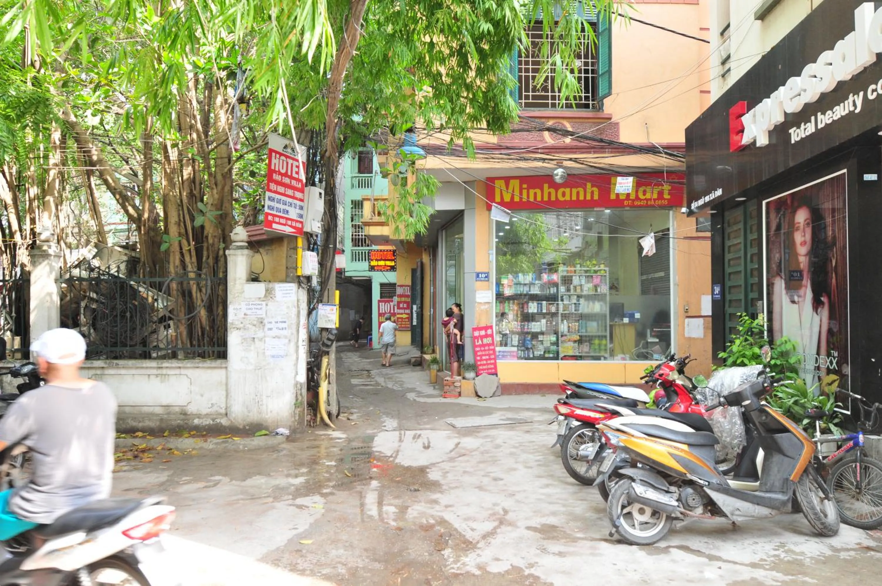 Supermarket/grocery shop in Chez Tram Homestay