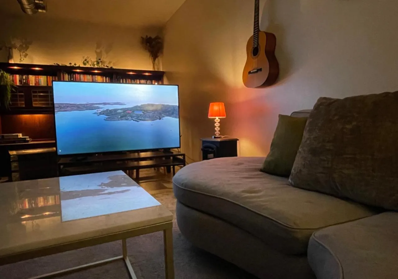 Communal lounge/ TV room in Crafoord Place Hostel