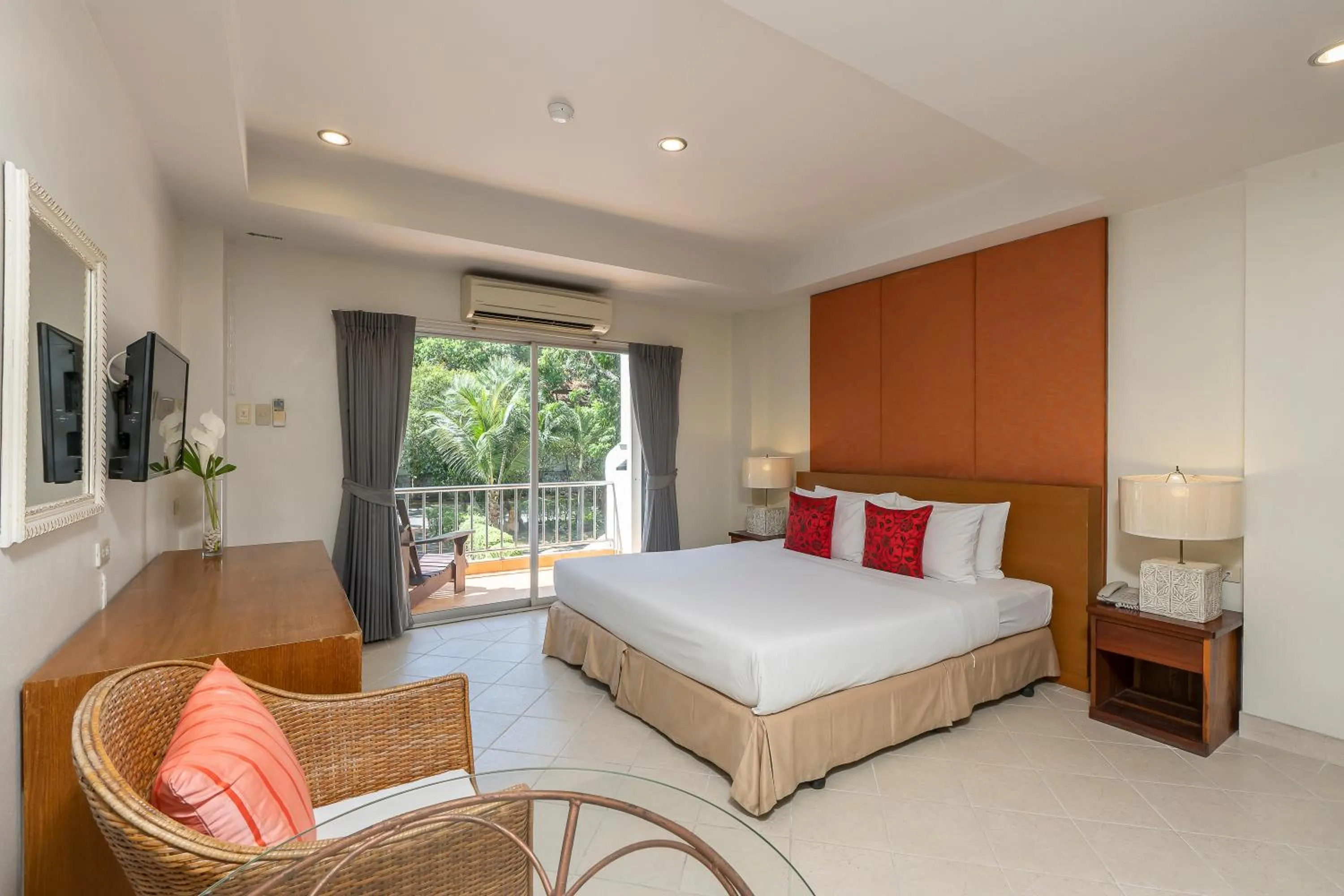 Bedroom, Bed in Bella Villa Pattaya 3rd Road