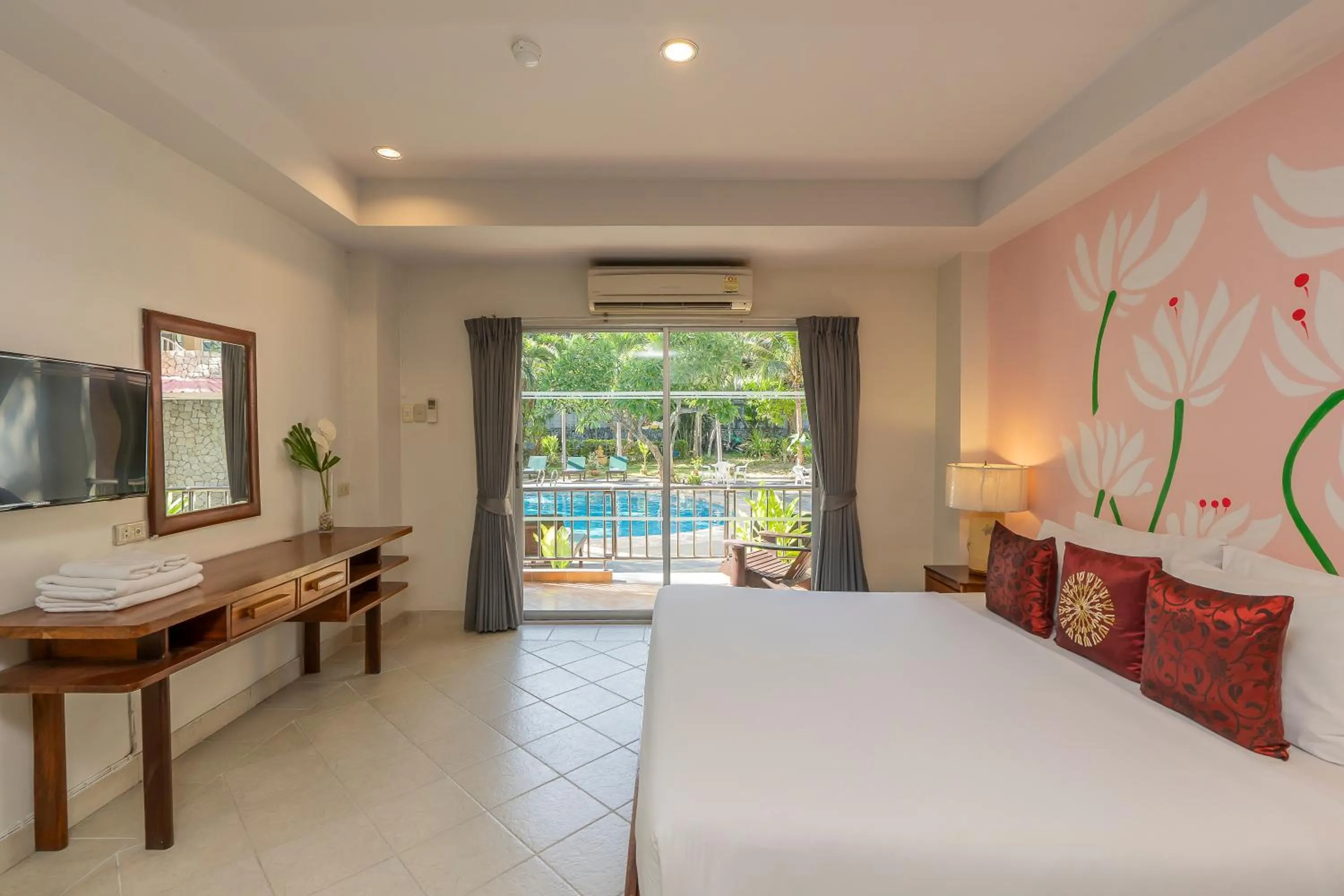 Pool view, Bed in Bella Villa Pattaya 3rd Road