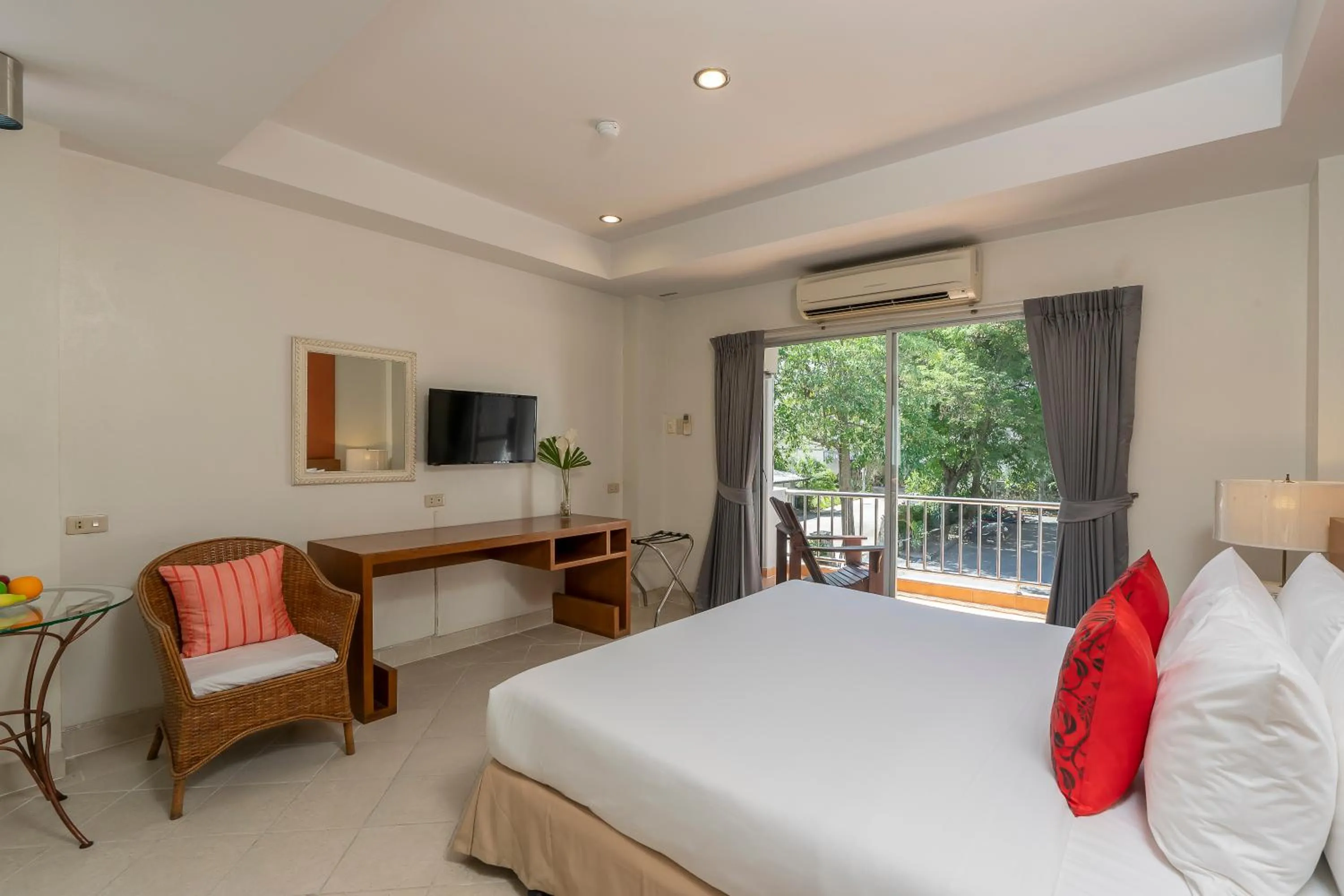 Communal lounge/ TV room, Bed in Bella Villa Pattaya 3rd Road