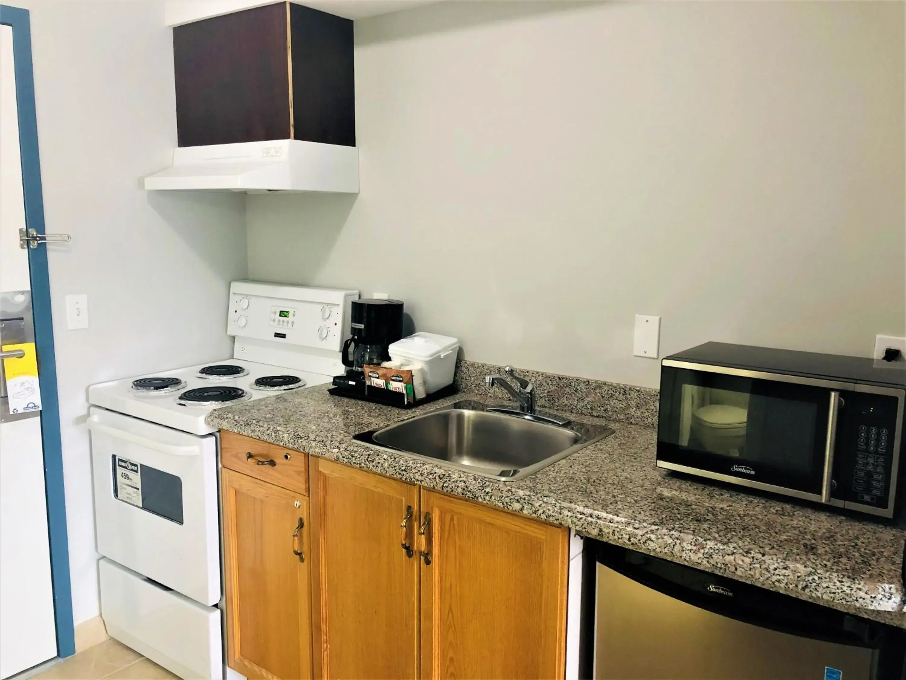 Queen Room with Two Queen Beds - Non-Smoking in Days Inn by Wyndham Kamloops BC Queen Room with Two Queen Beds - Non-Smoking in Days Inn by Wyndham Kamloops BC