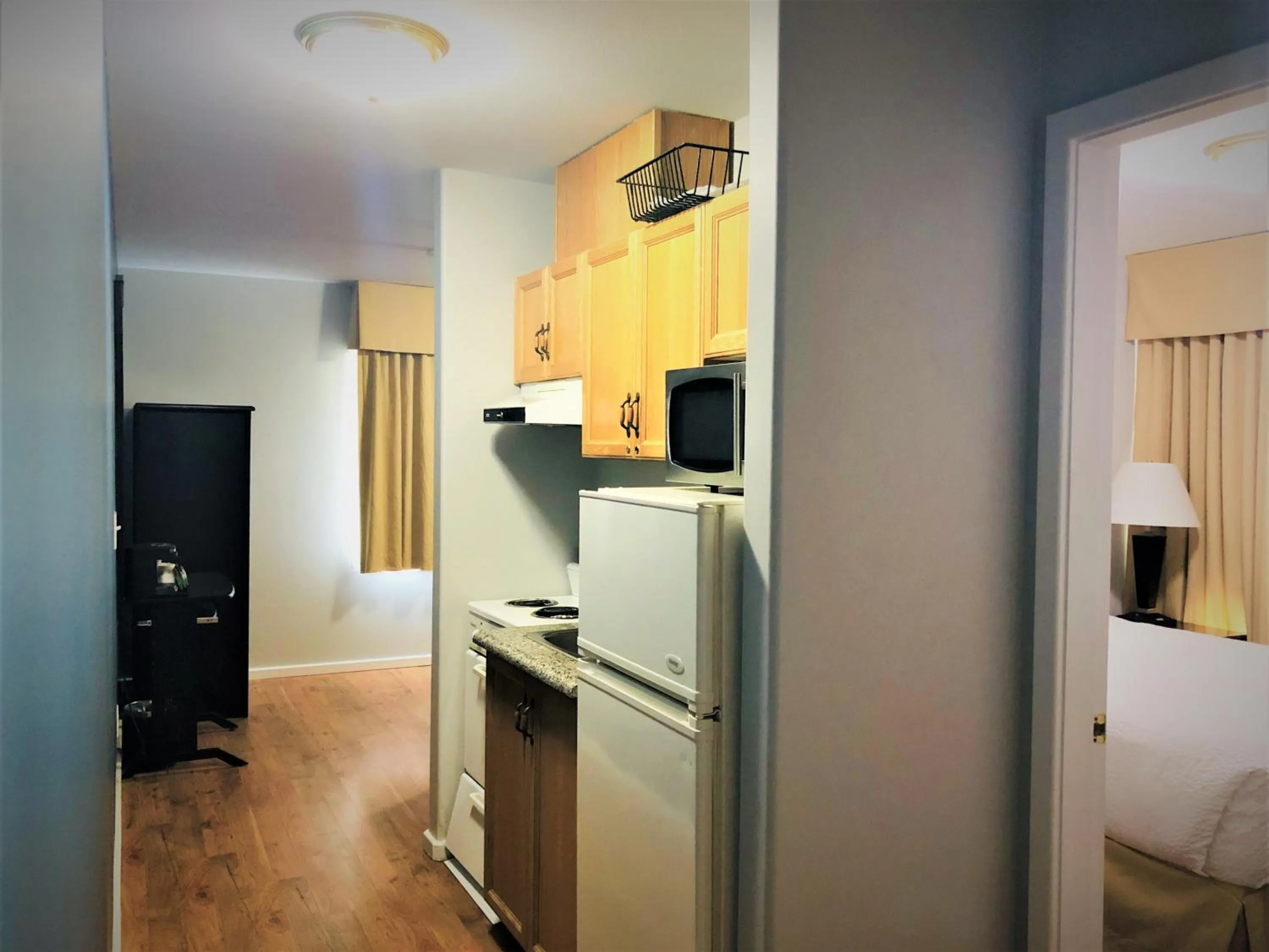 Kitchen or kitchenette, Bed in Days Inn by Wyndham Kamloops BC