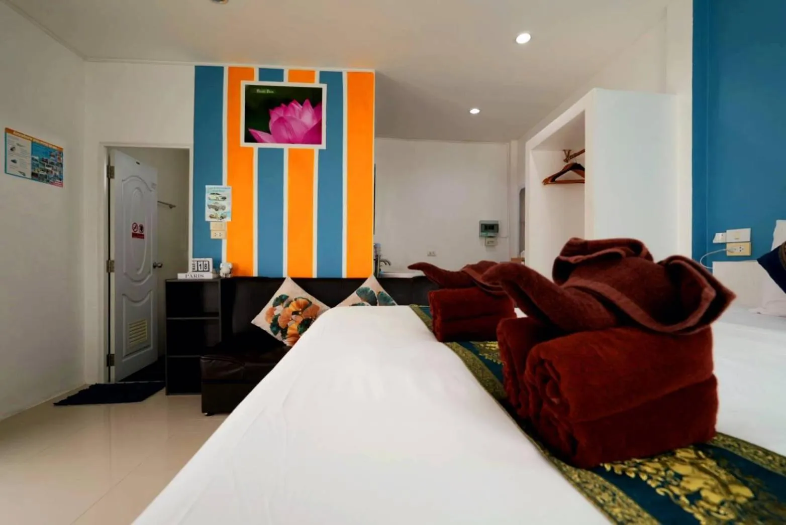 Photo of the whole room, Bed in Phannarai House