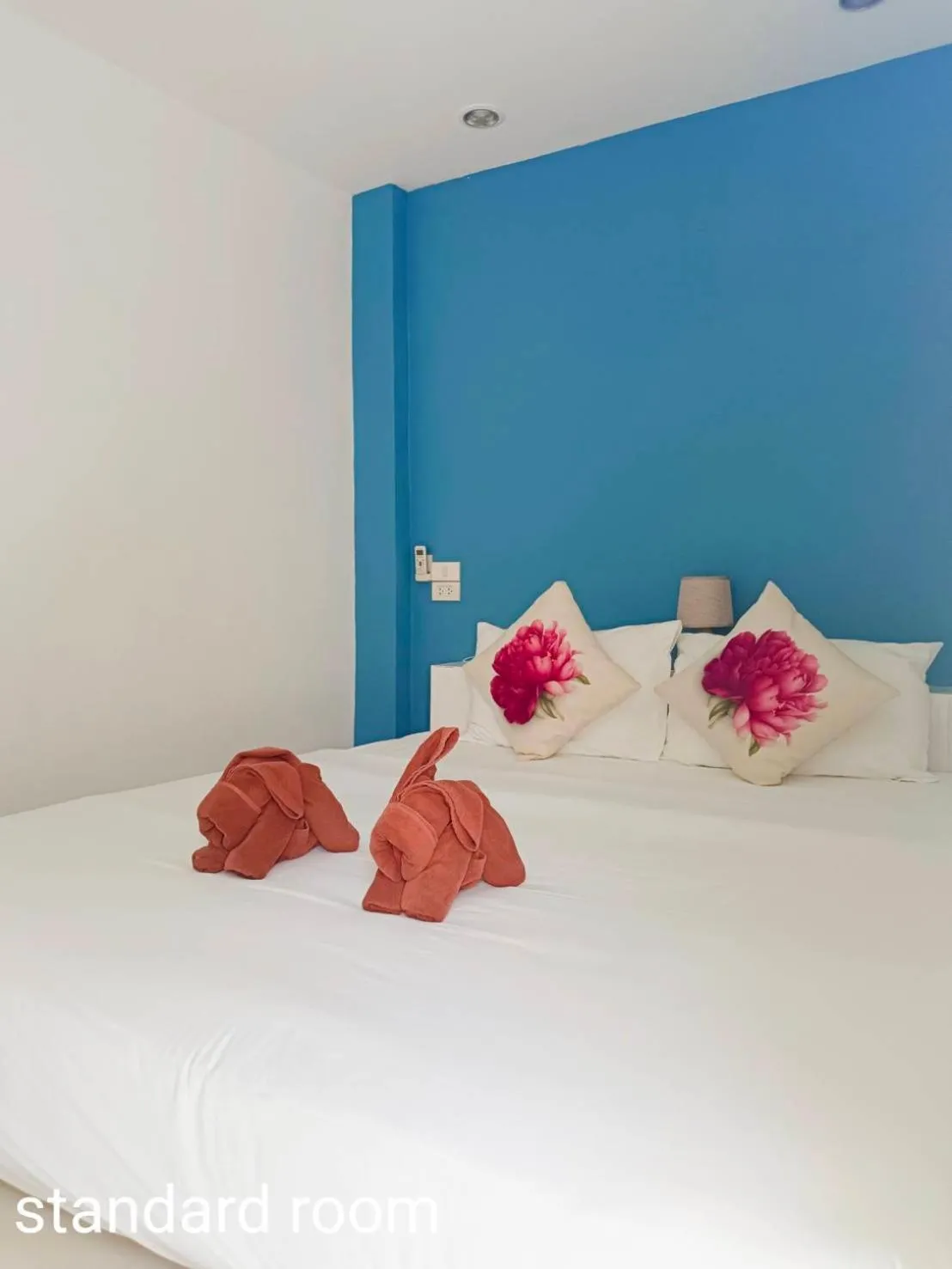 Photo of the whole room, Bed in Phannarai House