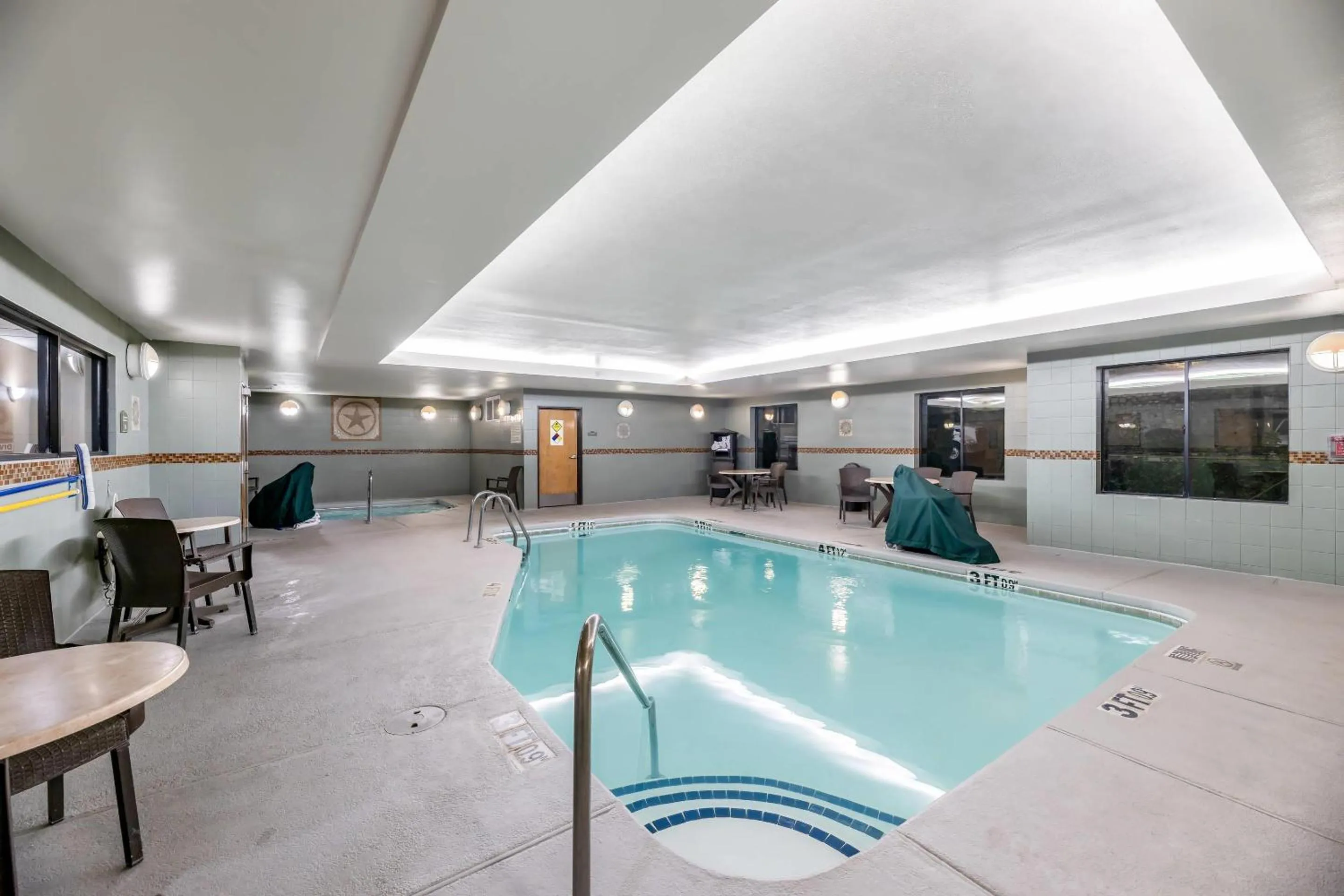 Swimming pool in Comfort Suites El Paso West