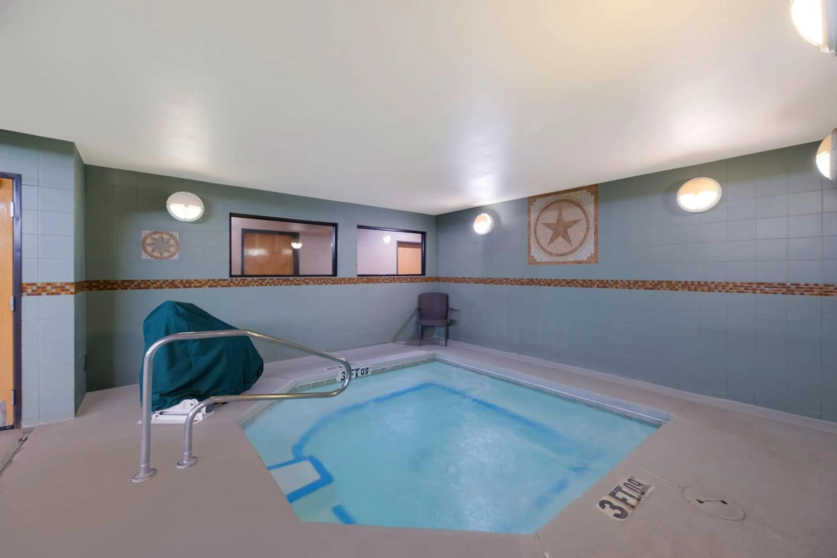 Swimming pool in Comfort Suites El Paso West