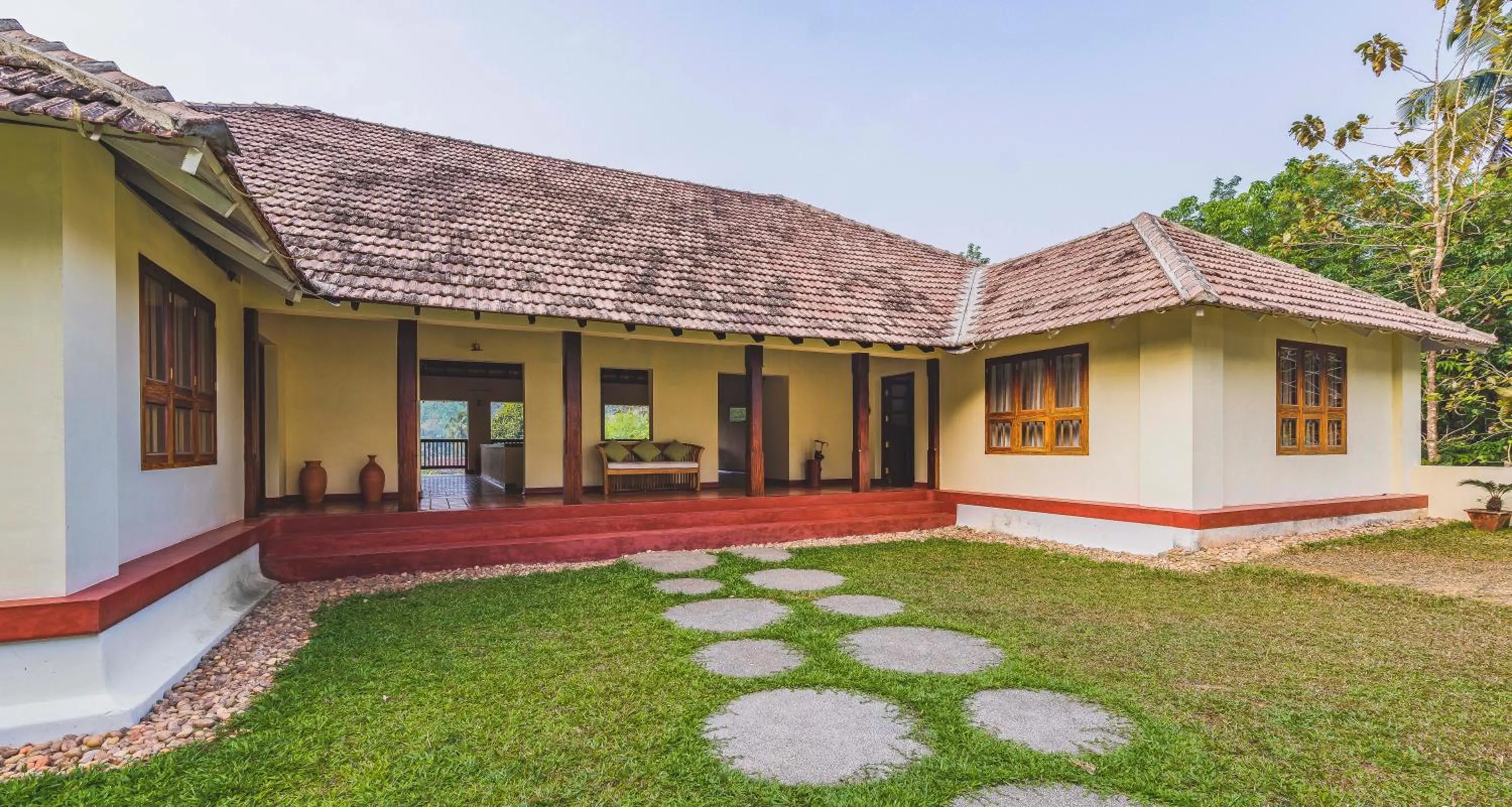 Facade/entrance in Windermere River House