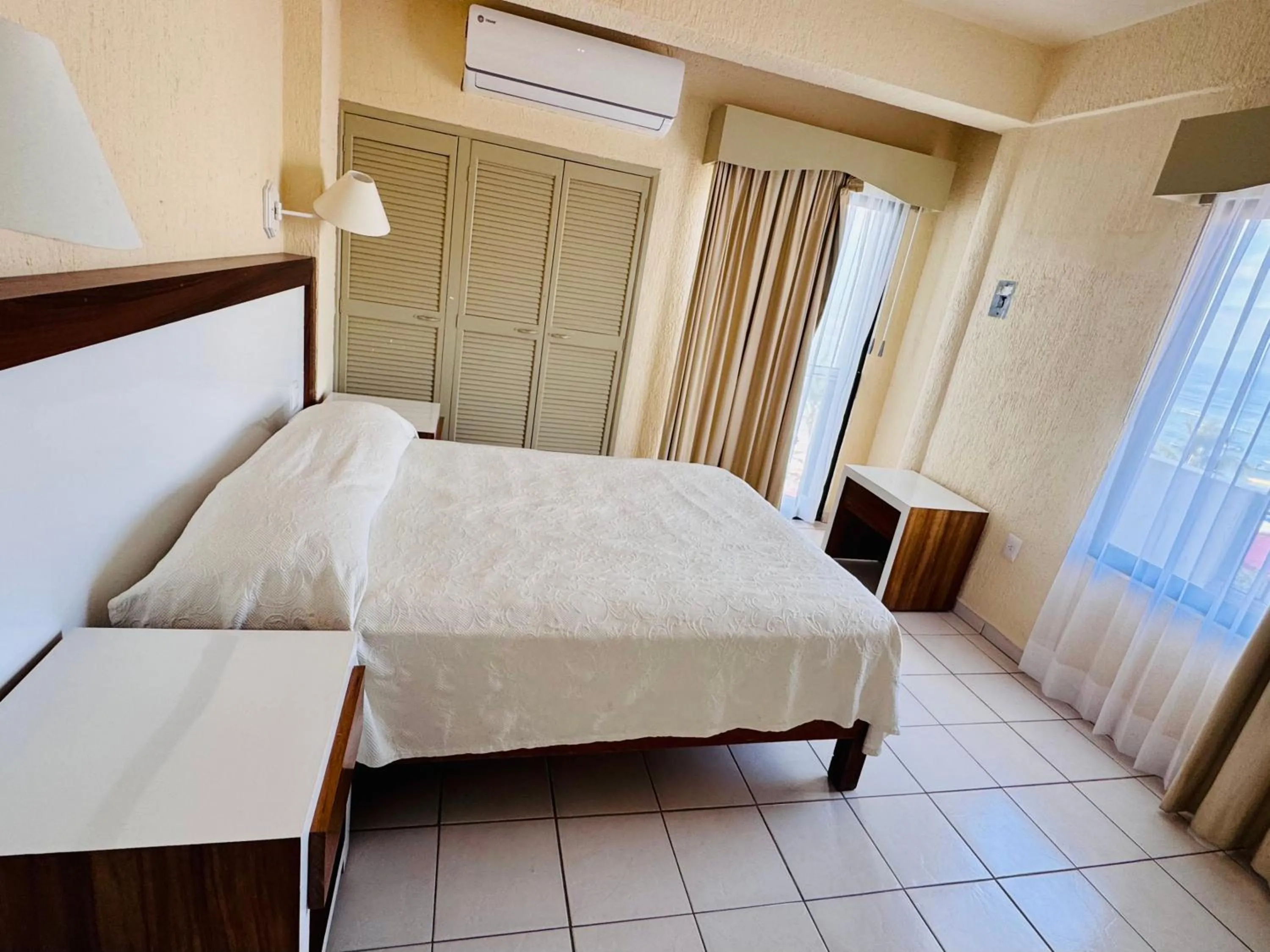 Bedroom, Bed in Tropicana Hotel Puerto Vallarta