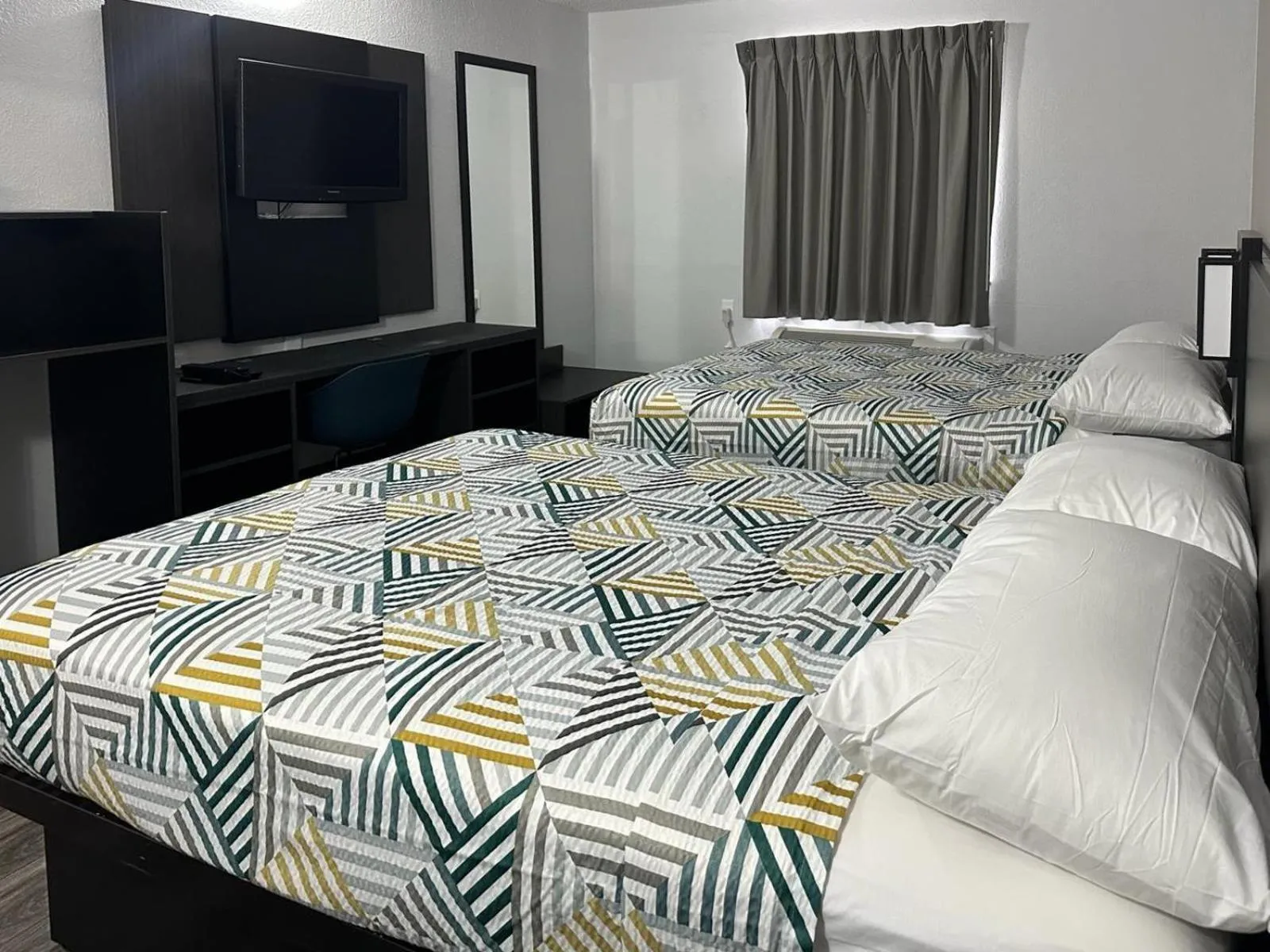 Bedroom, Bed in Motel 6-Omaha, NE