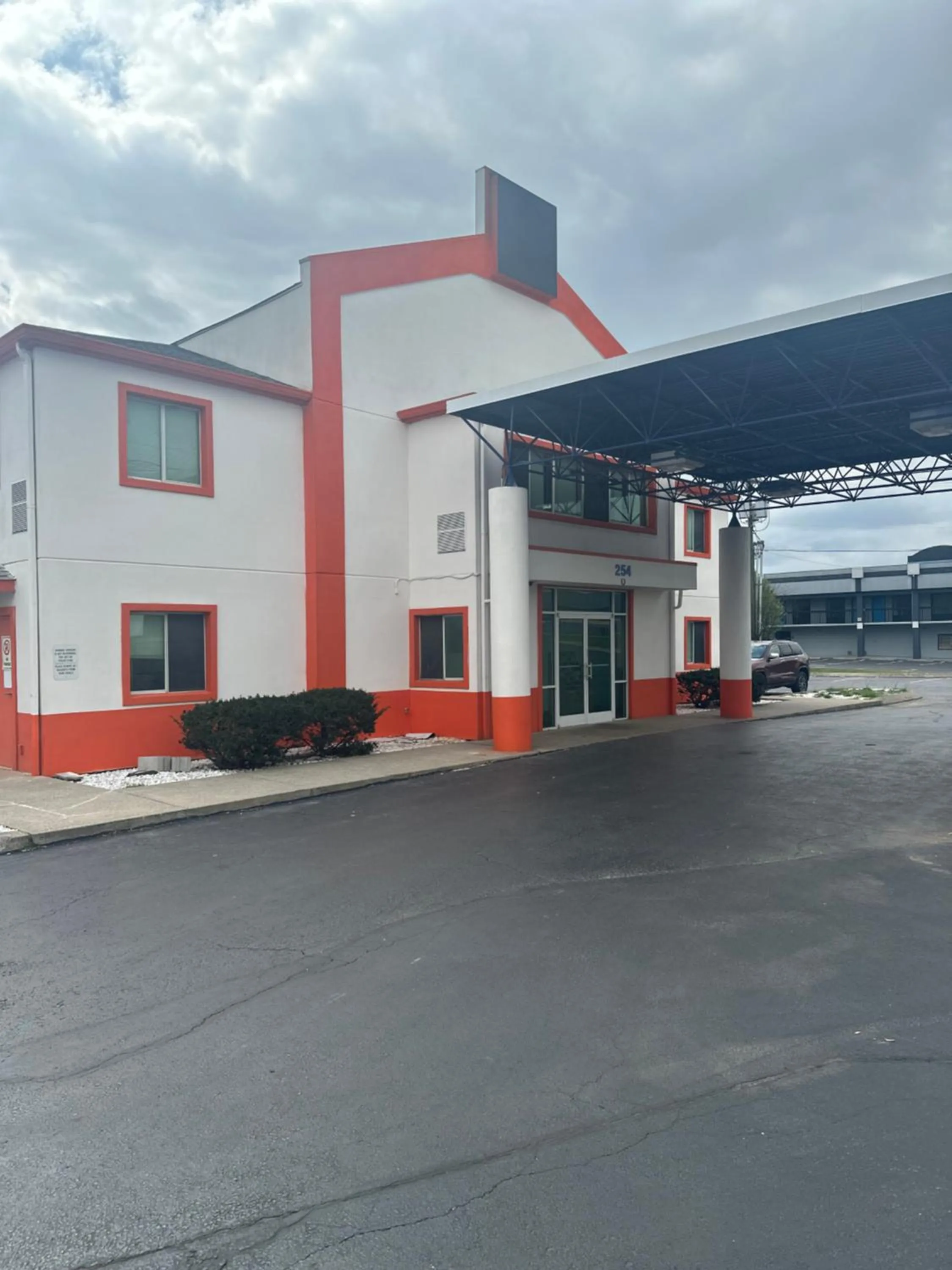 Property building in Howard Johnson by Wyndham Clarksville Tennessee