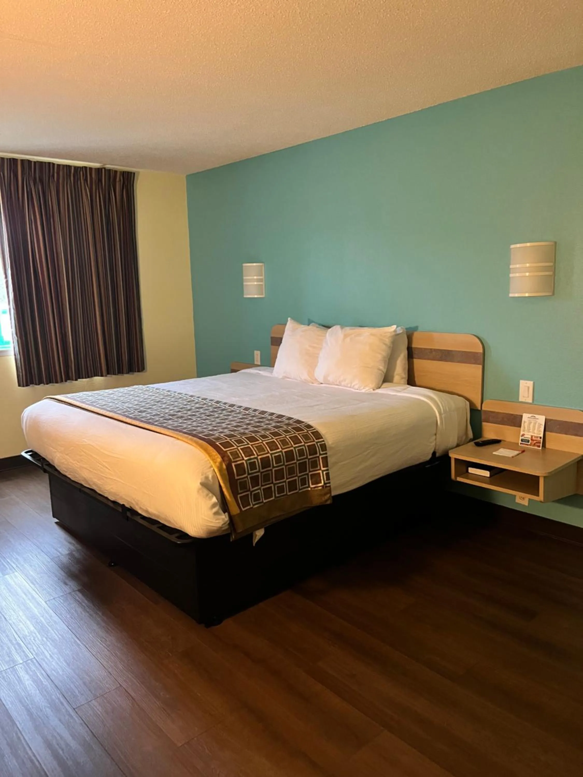 Bed in Howard Johnson by Wyndham Clarksville Tennessee