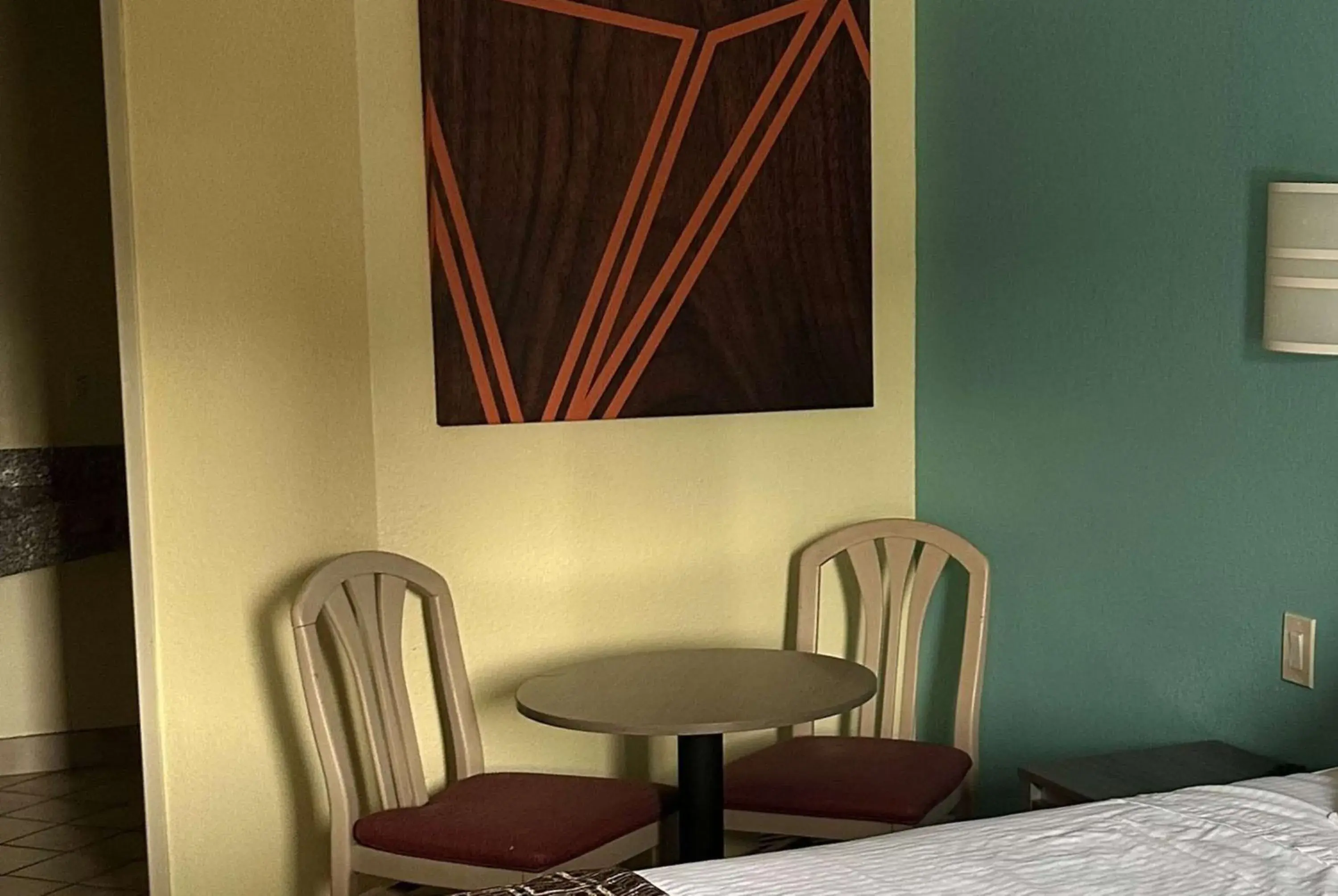 King Room - Non-Smoking in Howard Johnson by Wyndham Clarksville Tennessee King Room - Non-Smoking in Howard Johnson by Wyndham Clarksville Tennessee