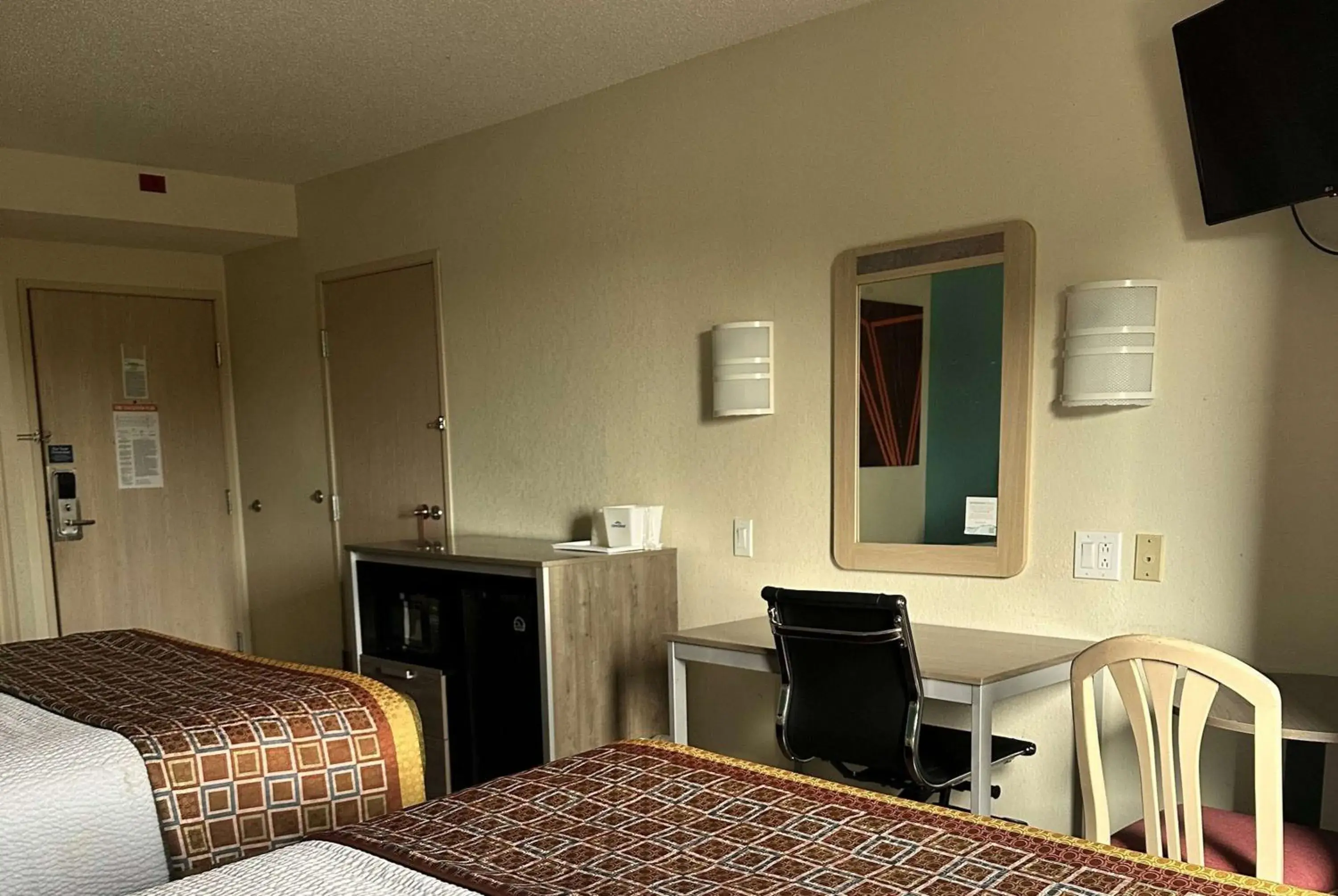 Queen Room with Two Queen Beds - Non-Smoking in Howard Johnson by Wyndham Clarksville Tennessee Queen Room with Two Queen Beds - Non-Smoking in Howard Johnson by Wyndham Clarksville Tennessee