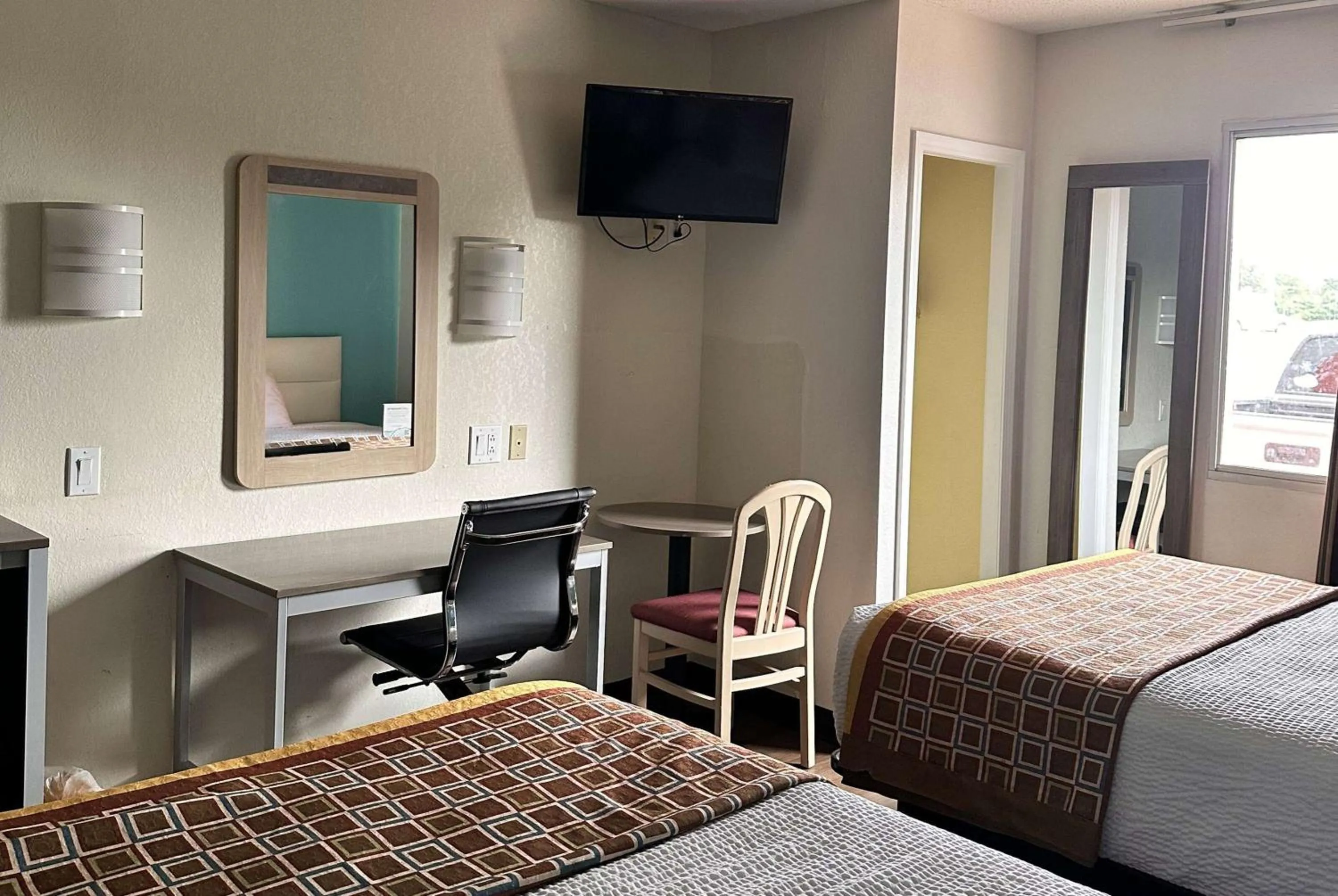 Photo of the whole room, Bed in Howard Johnson by Wyndham Clarksville Tennessee