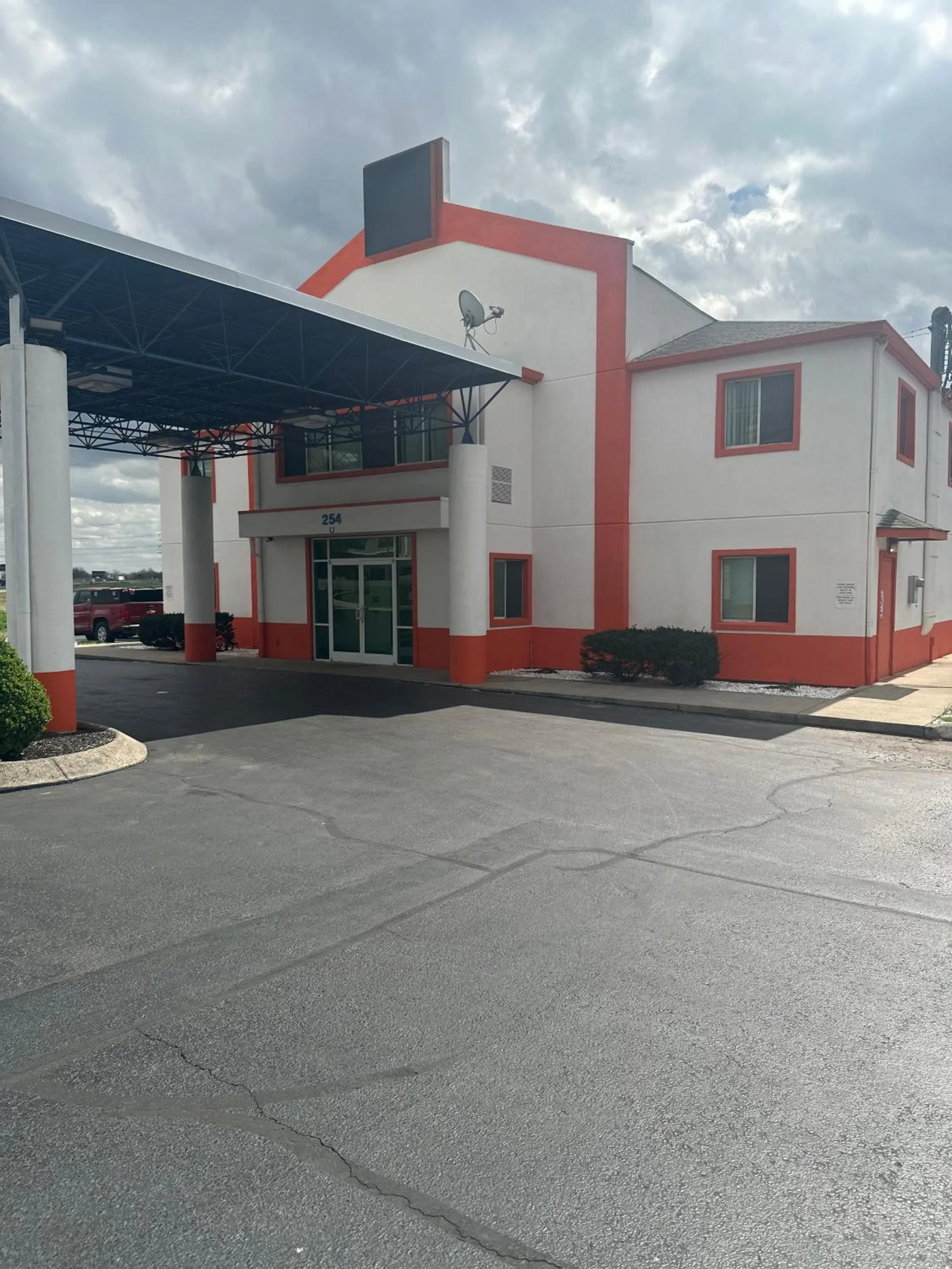 Property building in Howard Johnson by Wyndham Clarksville Tennessee