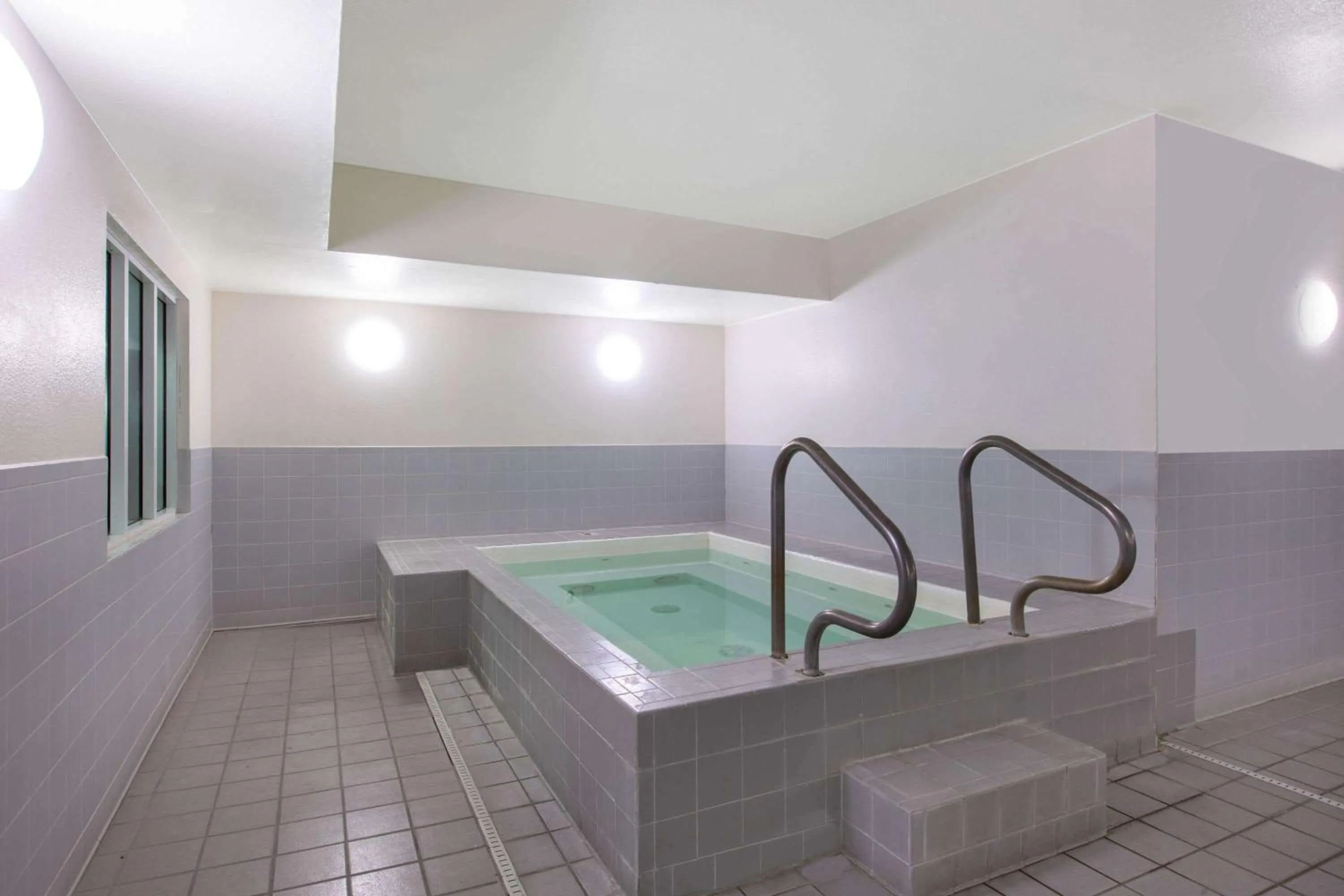 Hot Tub in La Quinta Inn by Wyndham Lincoln