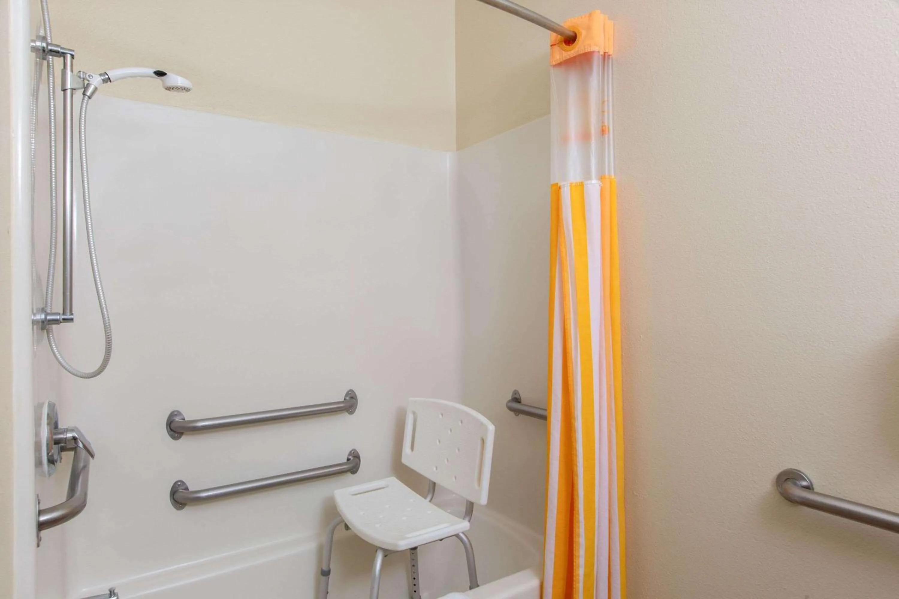 Bathroom in La Quinta Inn by Wyndham Lincoln