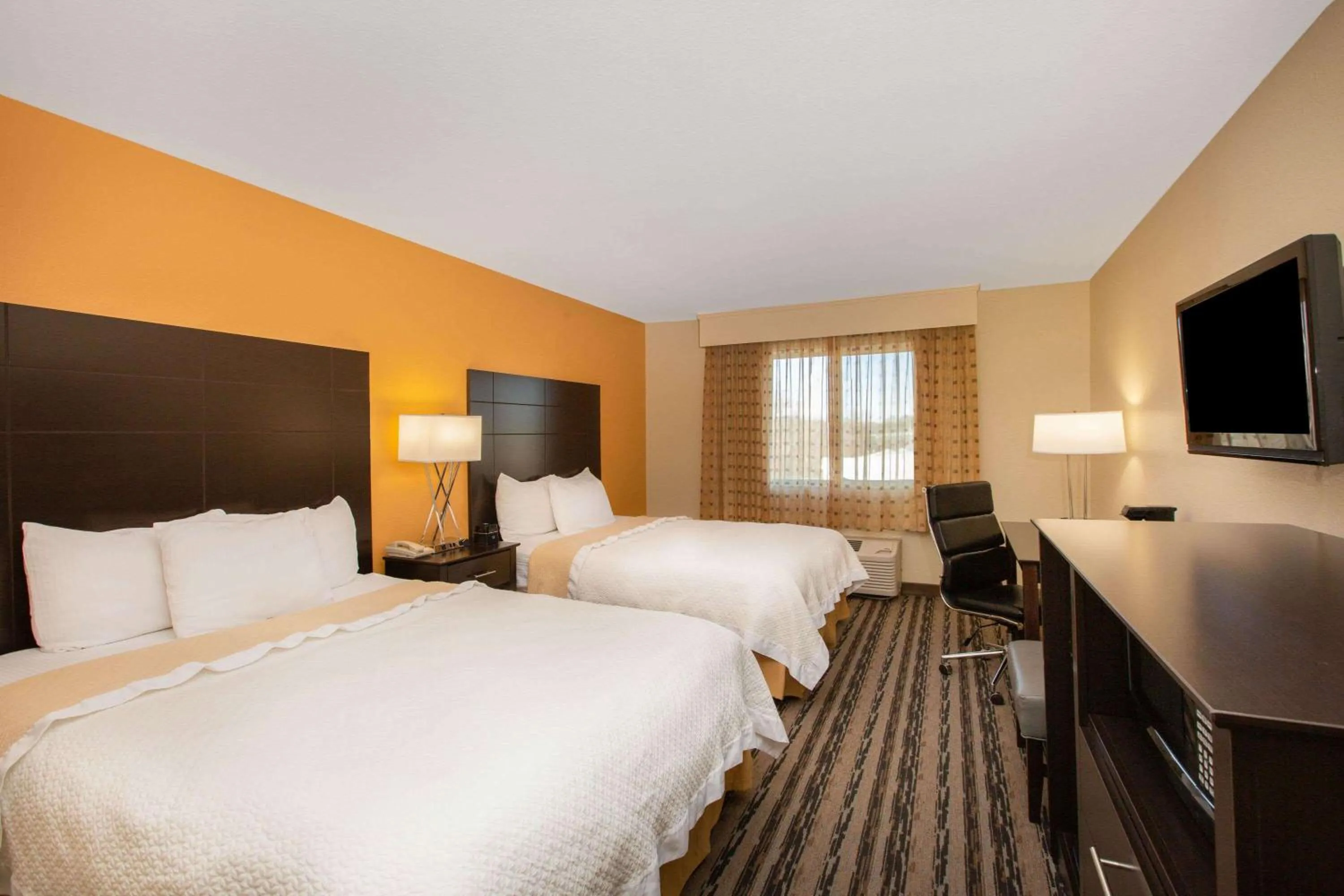 Photo of the whole room, Bed in La Quinta Inn by Wyndham Lincoln