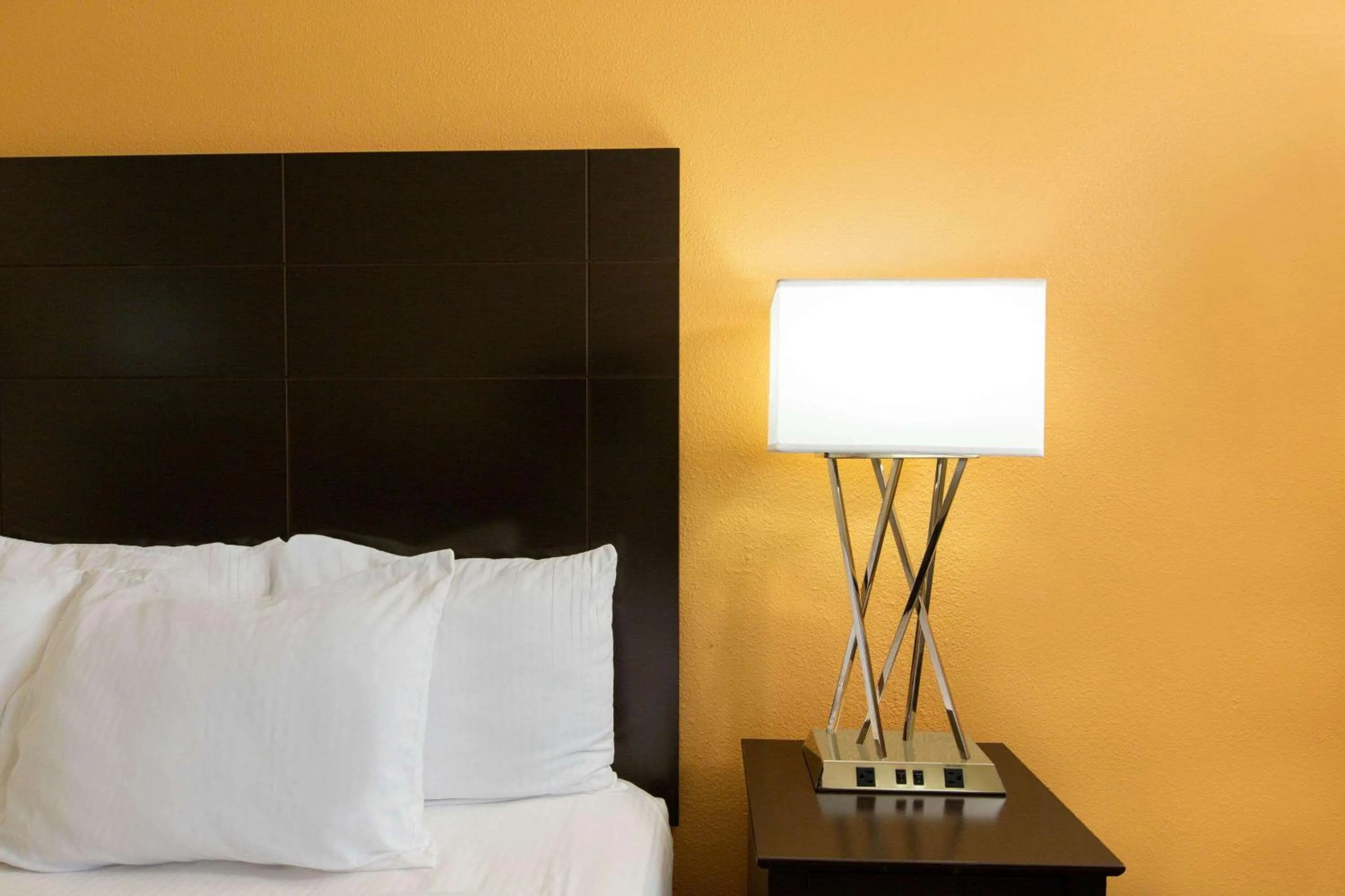 Photo of the whole room, Bed in La Quinta Inn by Wyndham Lincoln