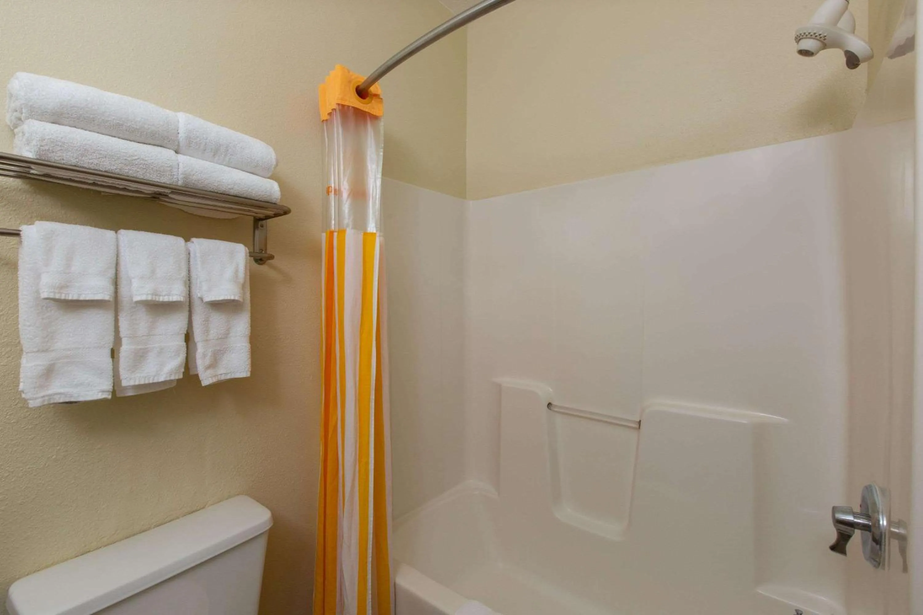 Bathroom in La Quinta Inn by Wyndham Lincoln