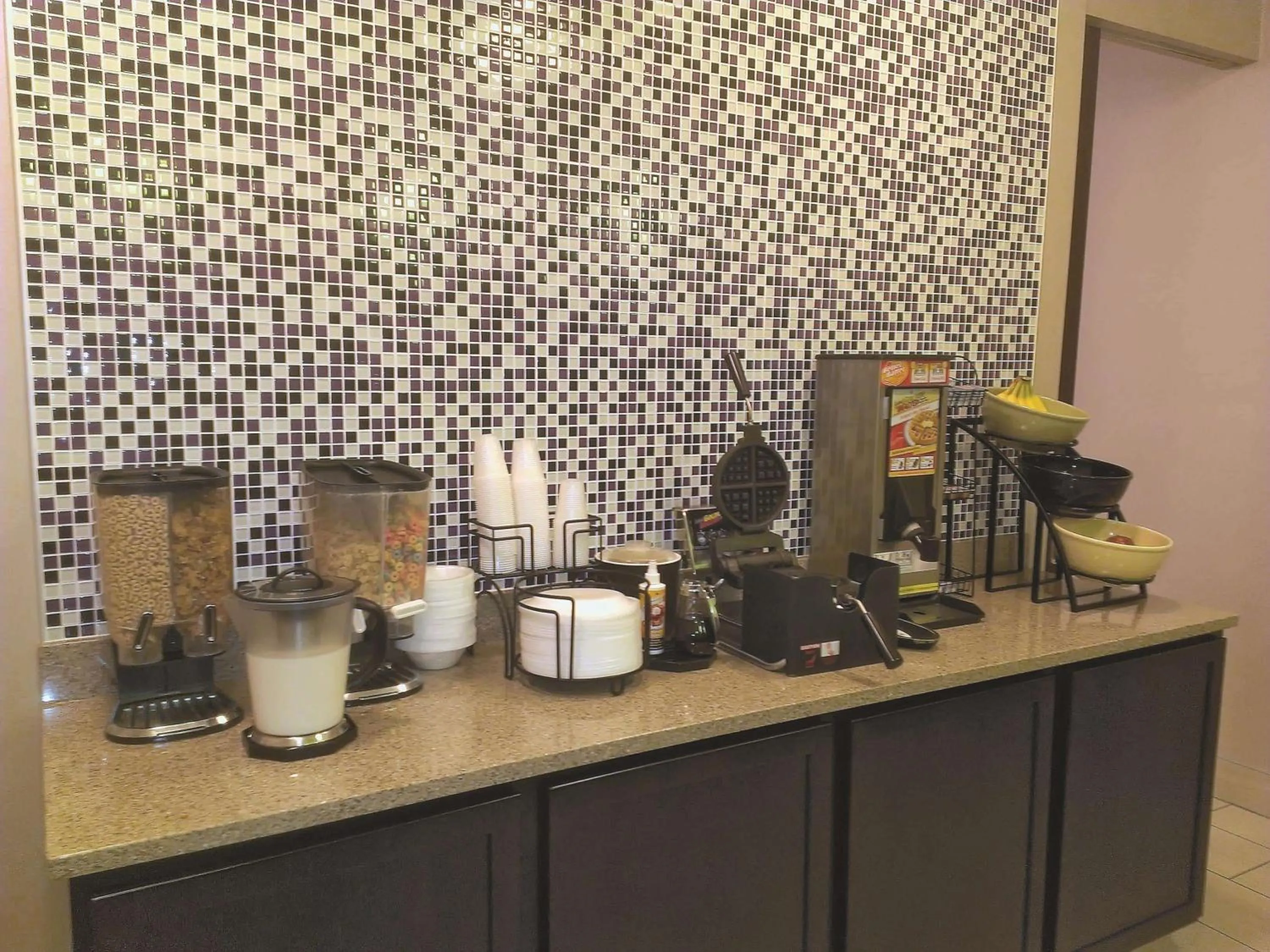 Restaurant/places to eat in La Quinta Inn by Wyndham Lincoln