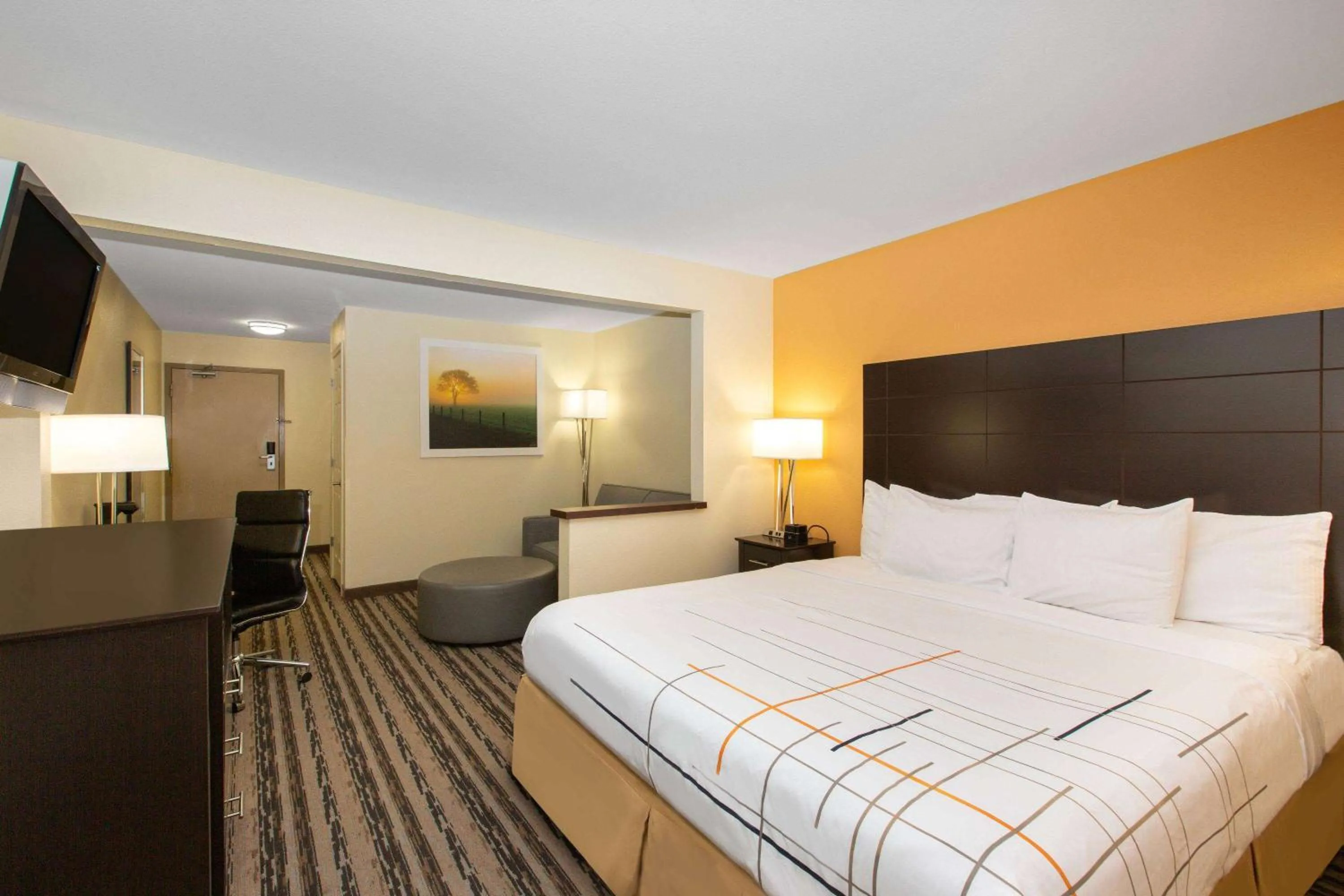 Photo of the whole room, Bed in La Quinta Inn by Wyndham Lincoln