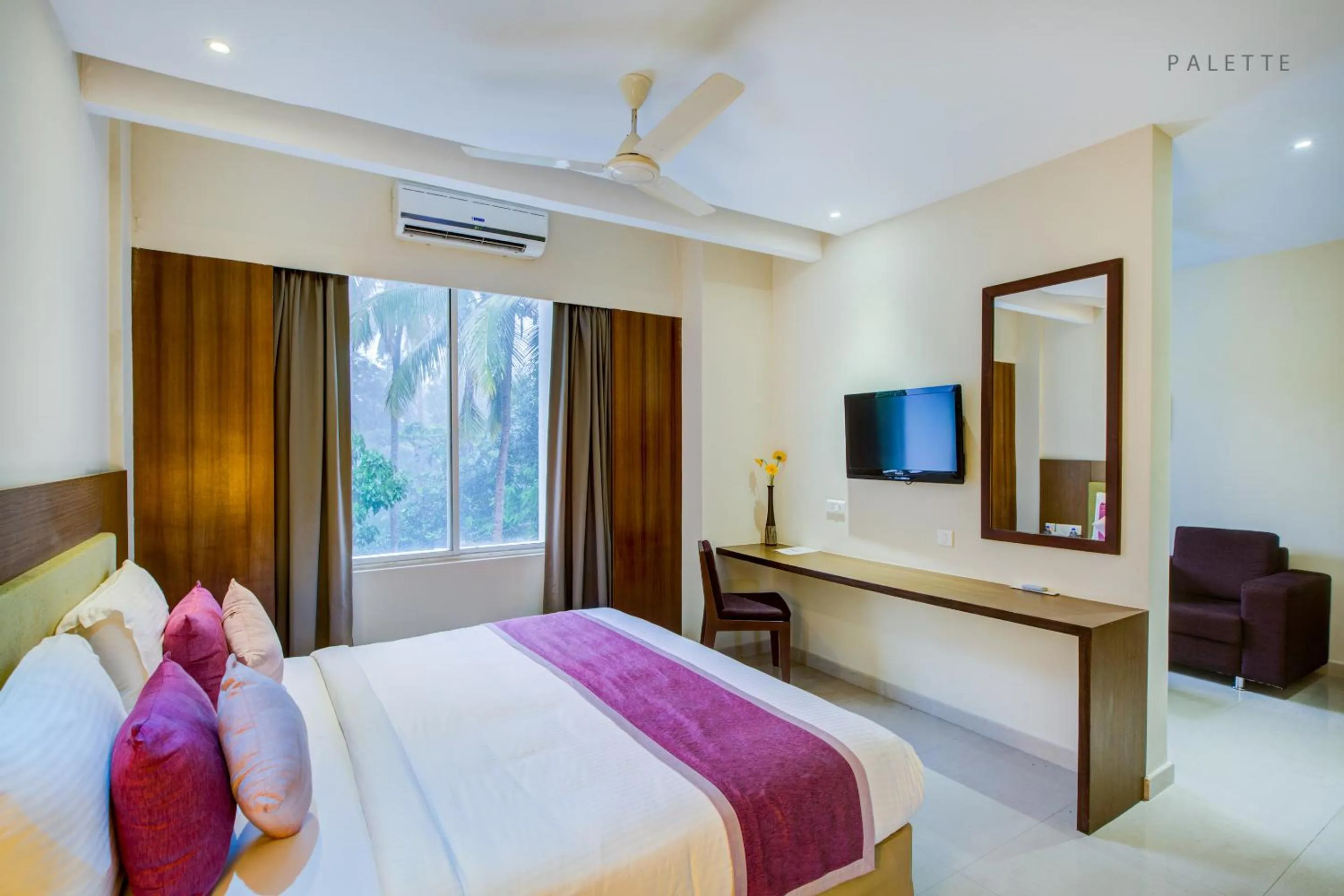 Communal lounge/ TV room, Bed in JK Residency Kelakam