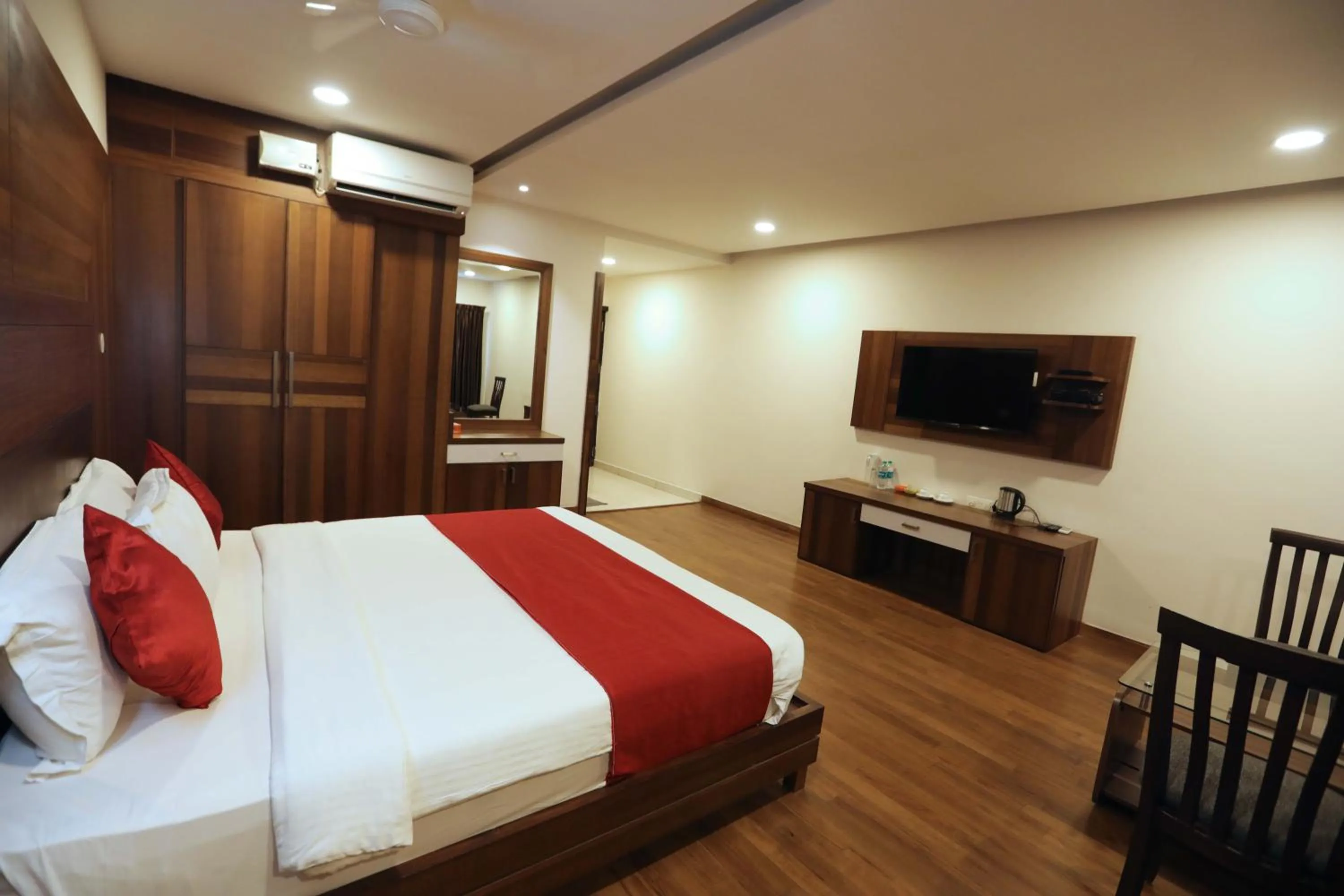 TV and multimedia, Bed in Traders Hotel - Kankanady, Mangalore