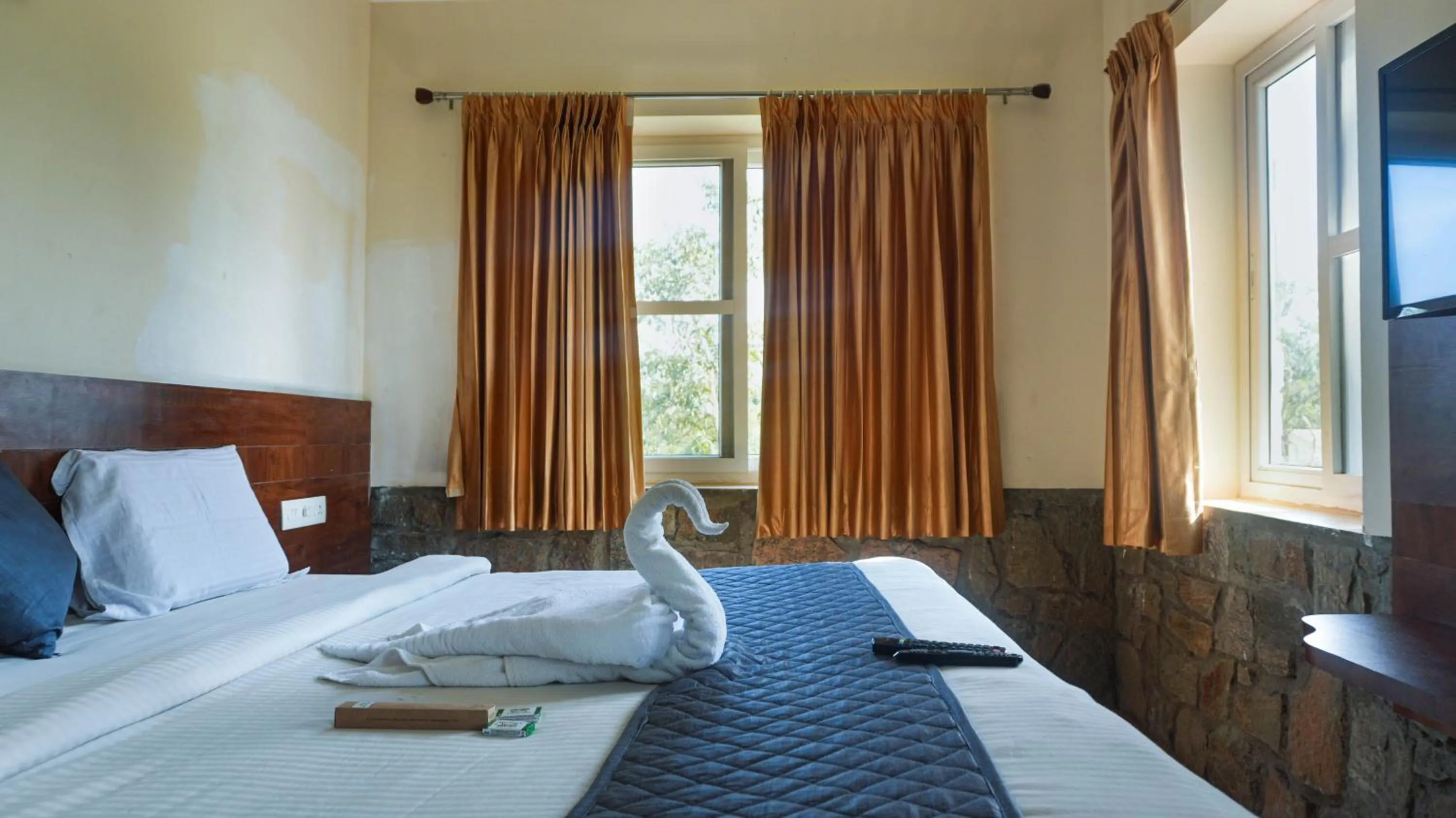 Bedroom, Bed in River Valley Resort