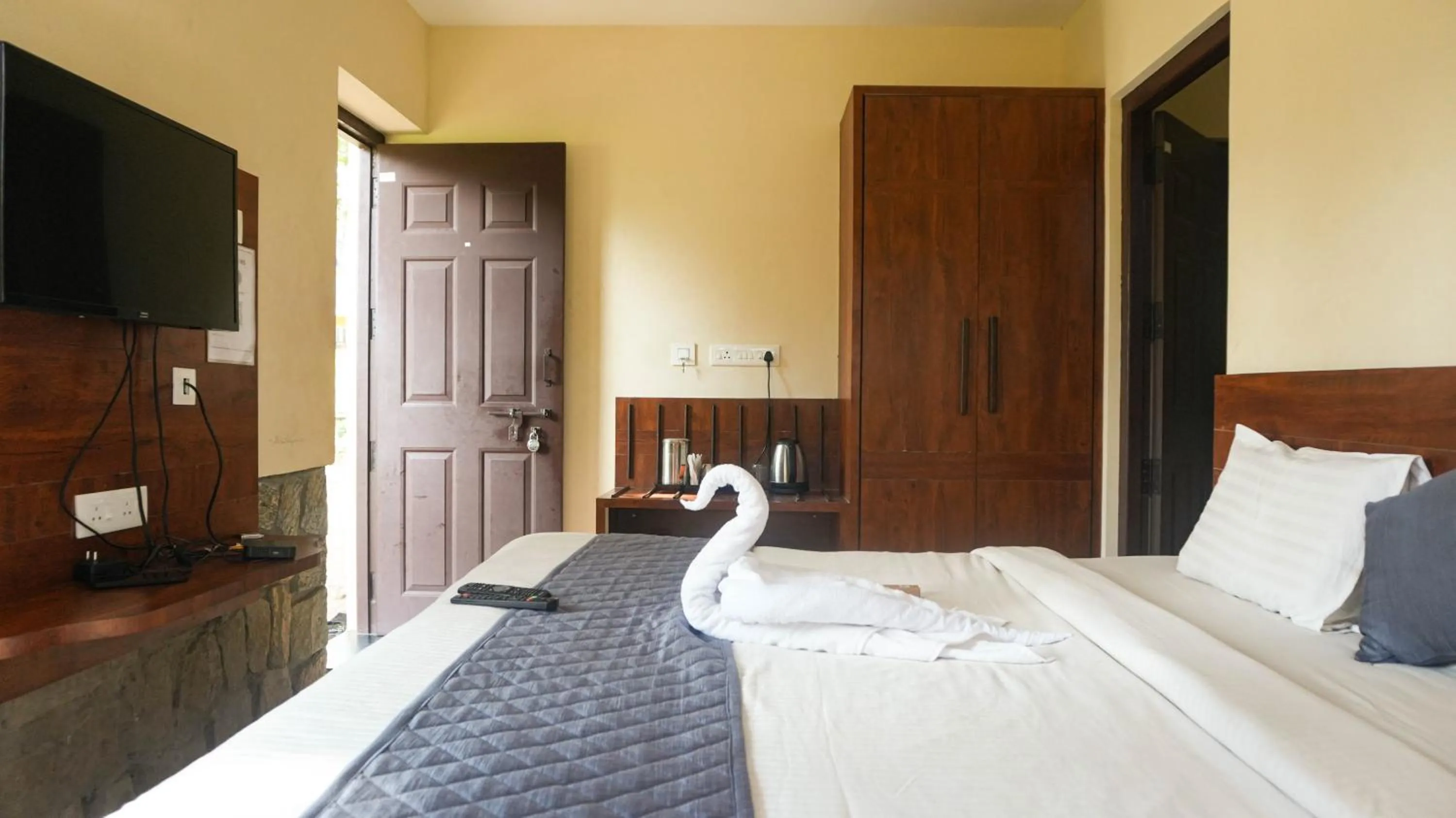 Bedroom, Bed in River Valley Resort