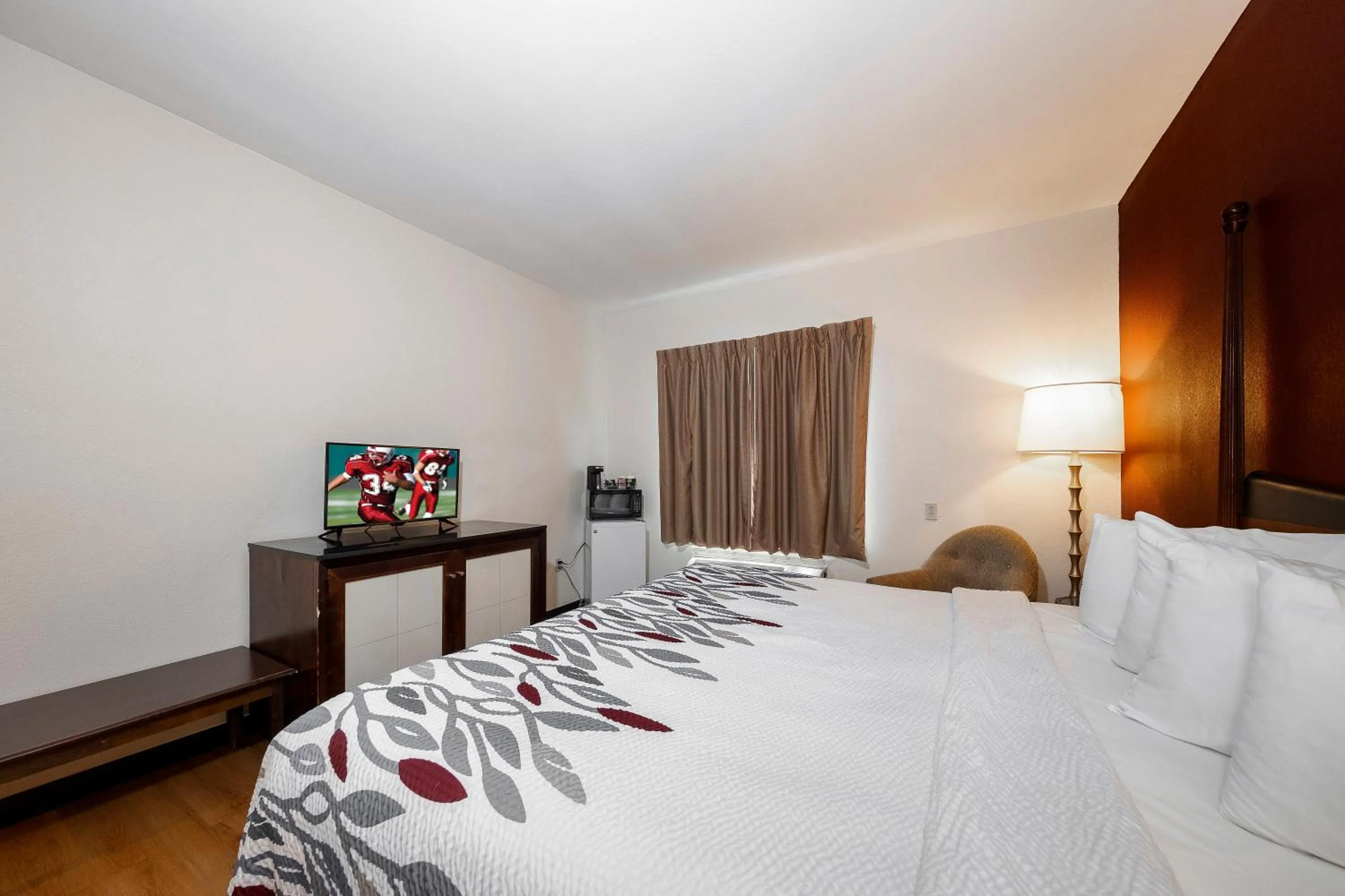 Photo of the whole room, Bed in Red Roof Inn & Suites Biloxi - Ocean Springs