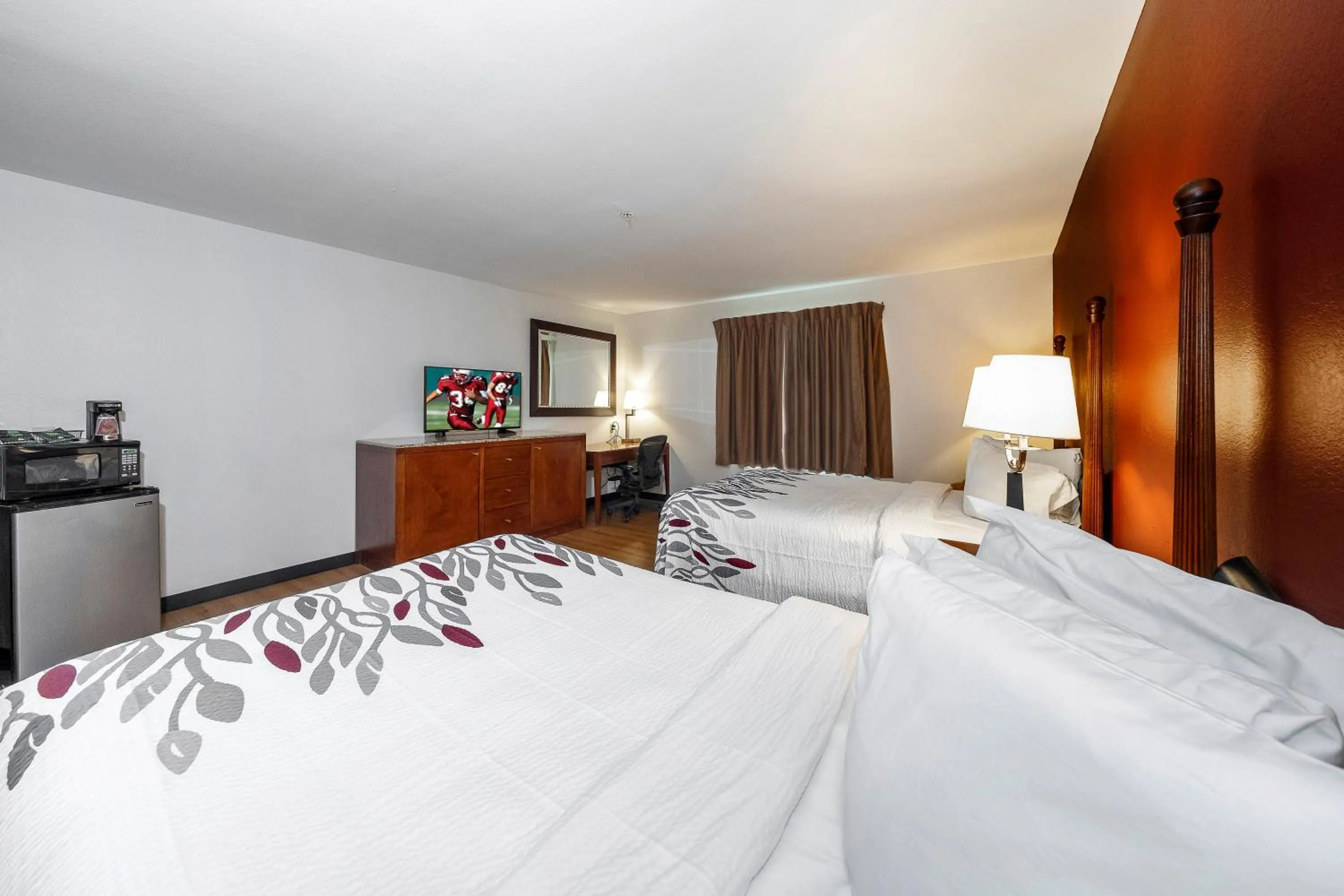 Photo of the whole room, Bed in Red Roof Inn & Suites Biloxi - Ocean Springs