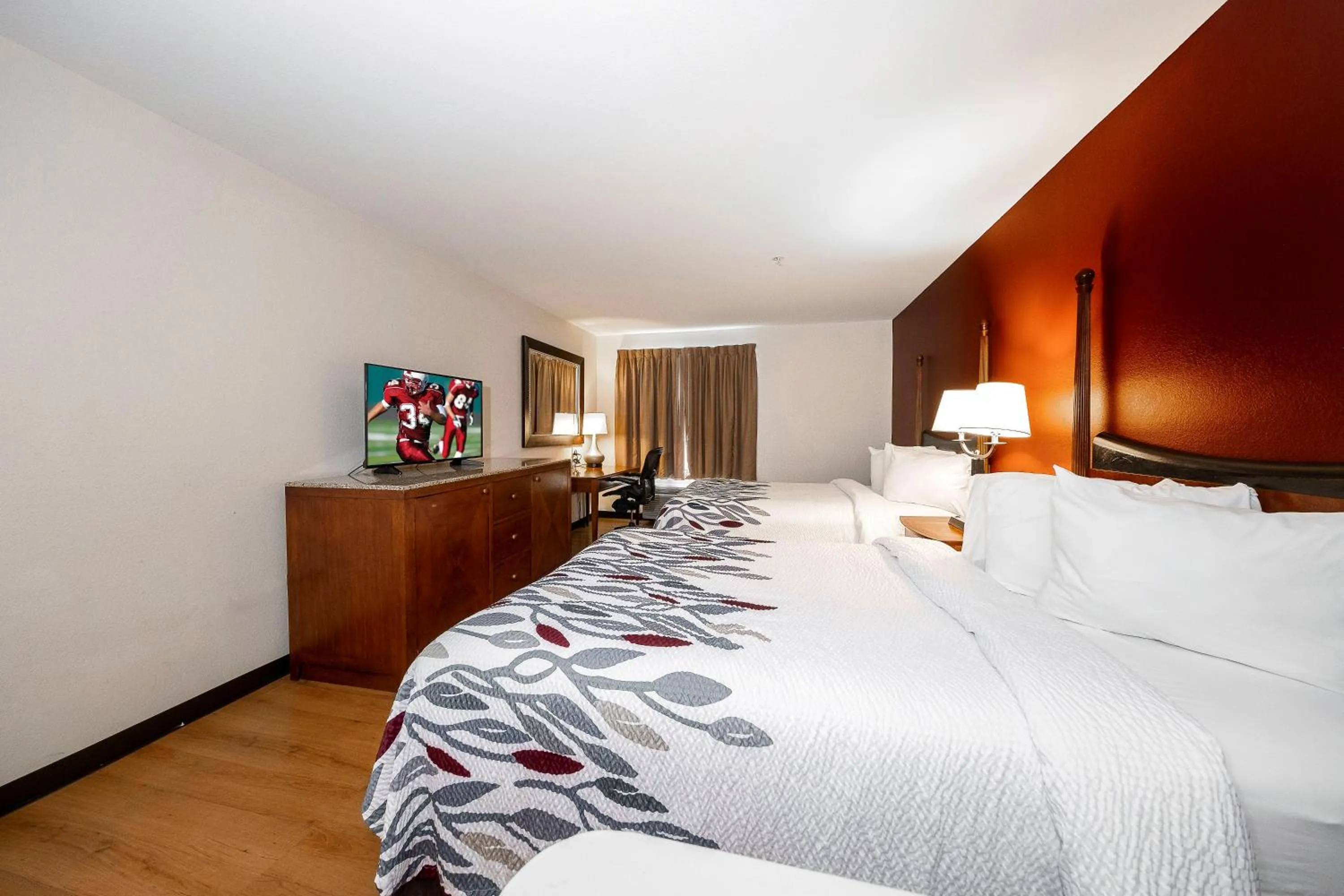 Photo of the whole room, Bed in Red Roof Inn & Suites Biloxi - Ocean Springs