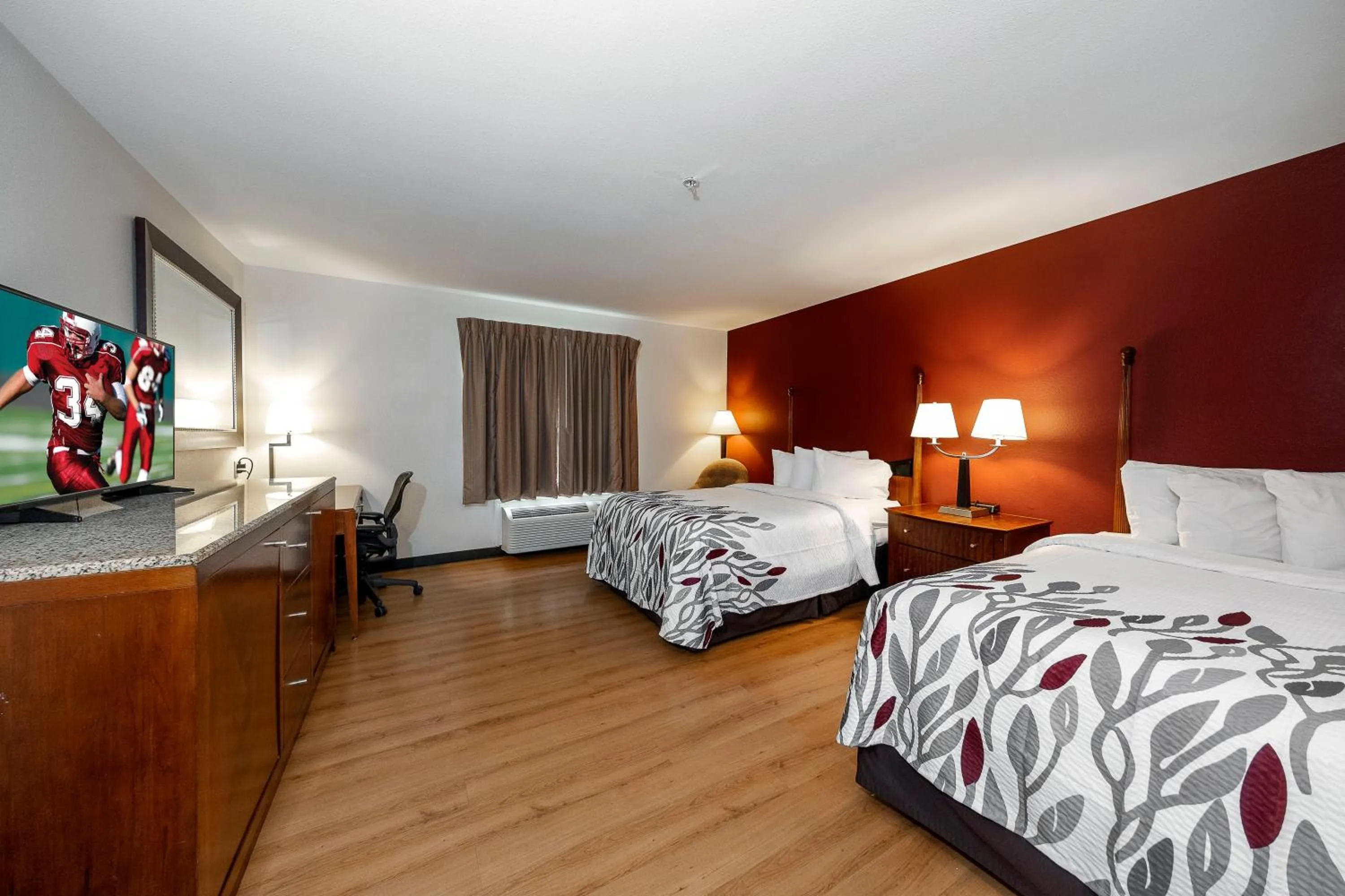 Photo of the whole room, Bed in Red Roof Inn & Suites Biloxi - Ocean Springs