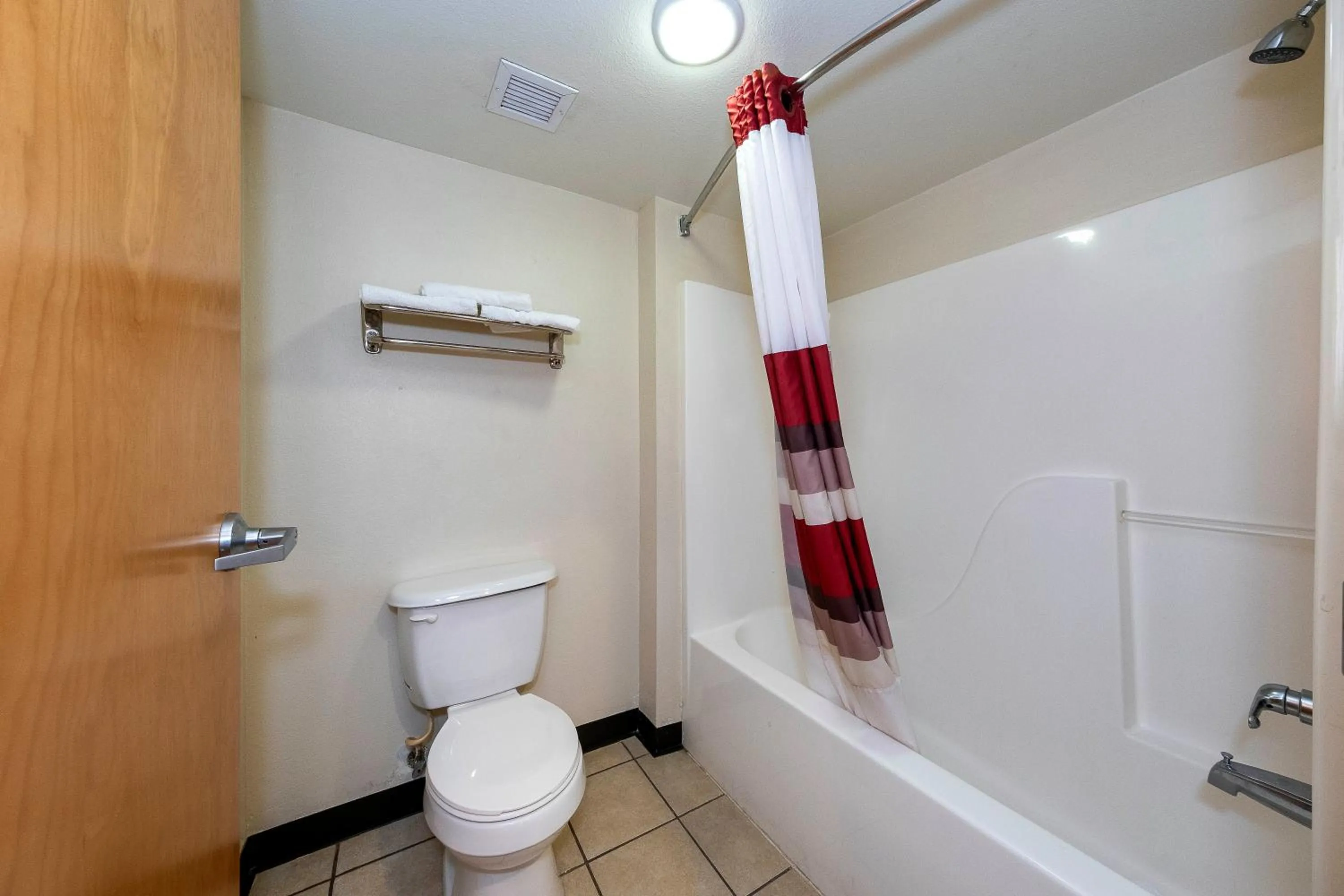 Bathroom in Red Roof Inn & Suites Biloxi - Ocean Springs