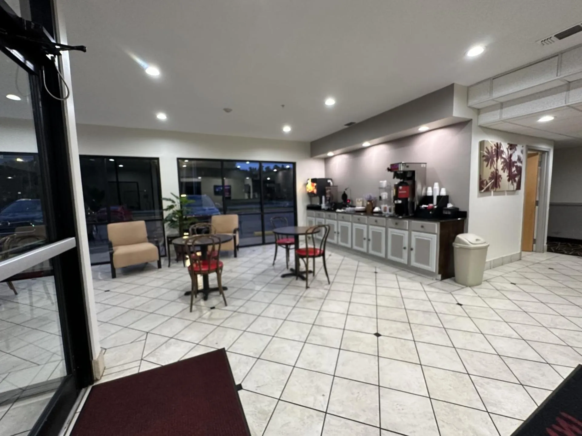 Breakfast in Red Roof Inn & Suites Biloxi - Ocean Springs