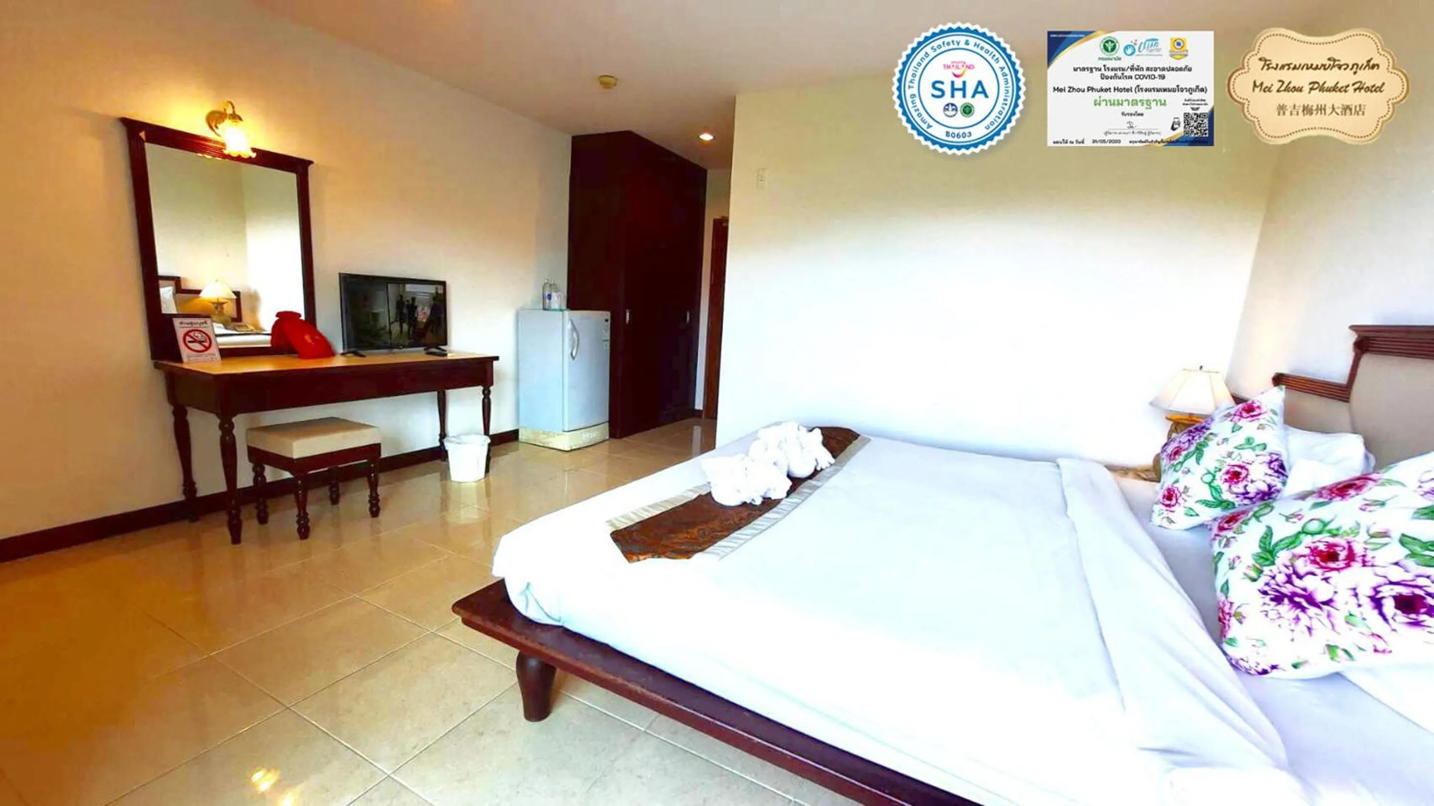 Photo of the whole room, Bed in Mei Zhou Phuket Hotel - SHA Plus