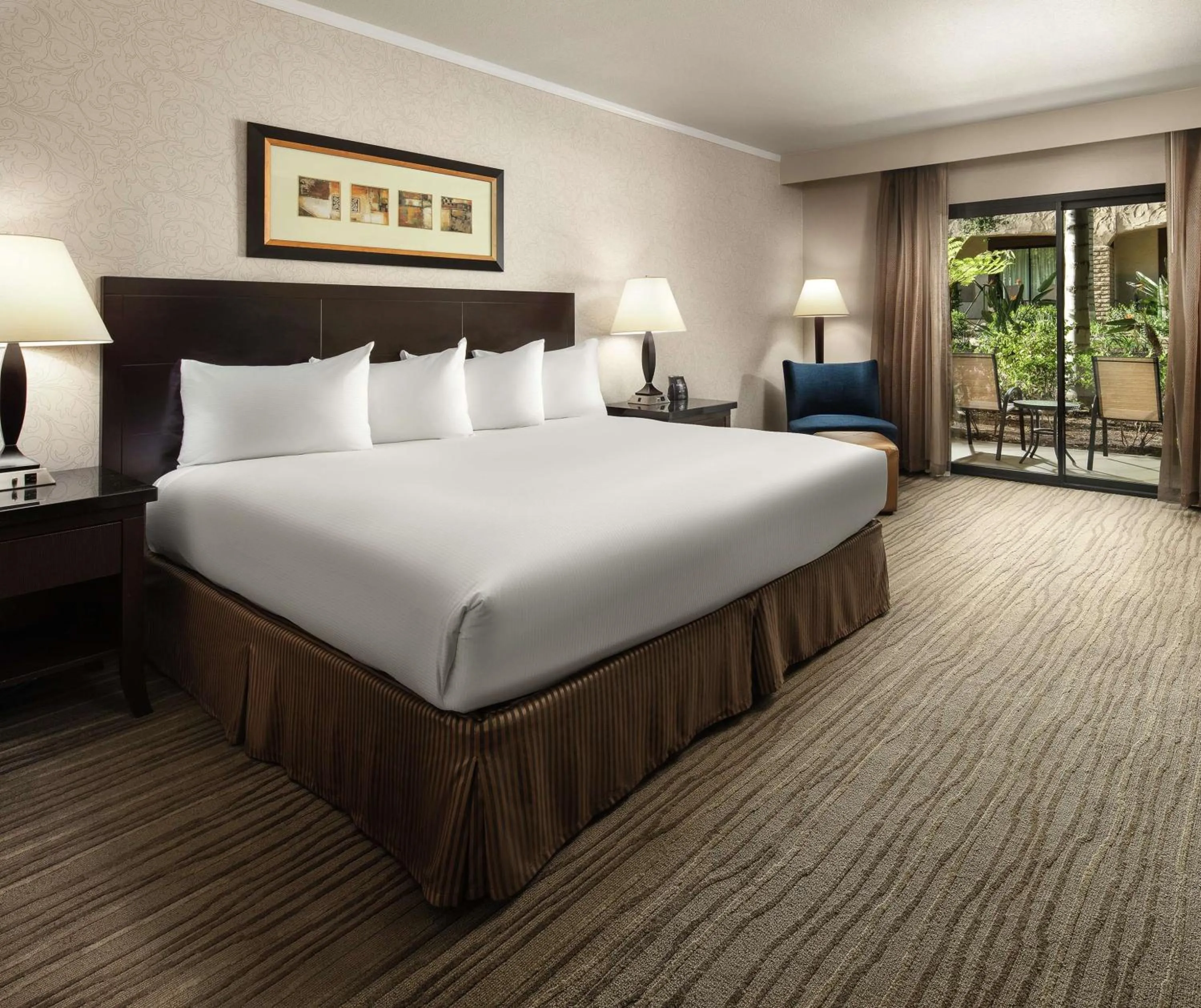 Bedroom, Bed in DoubleTree by Hilton Claremont