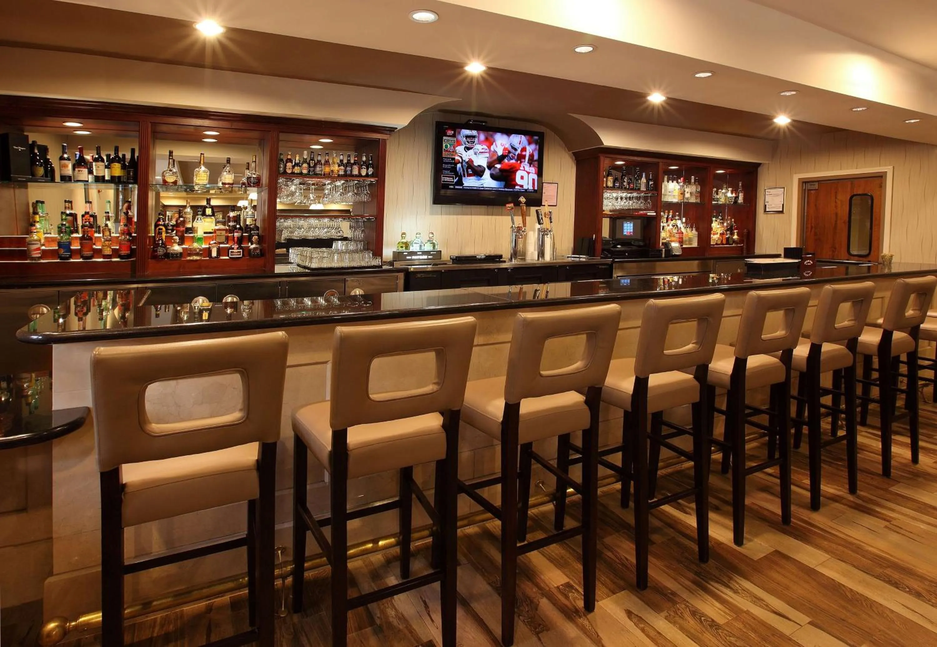 Lounge or bar in DoubleTree by Hilton Claremont