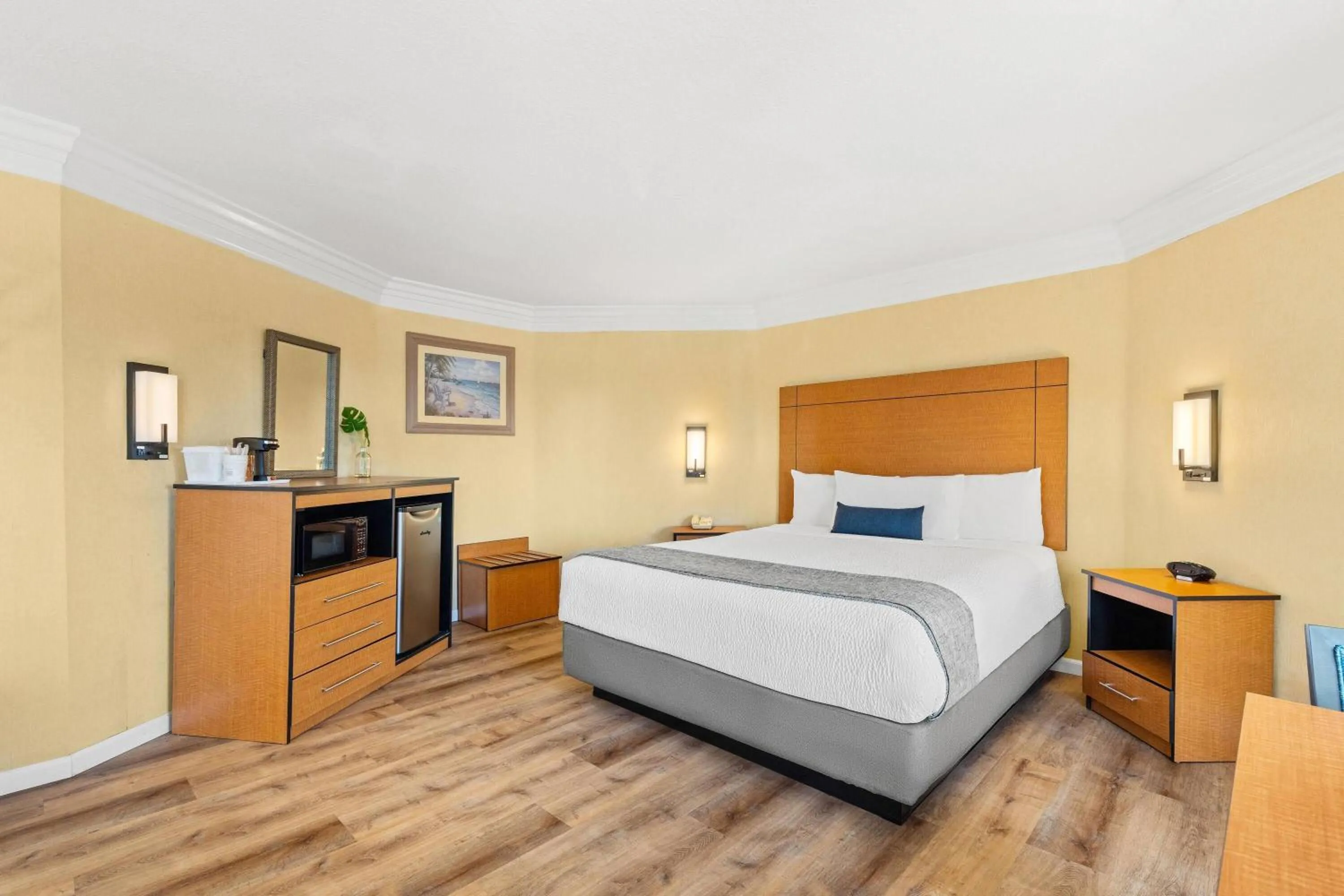 Photo of the whole room, Bed in Travelodge by Wyndham San Clemente Beach