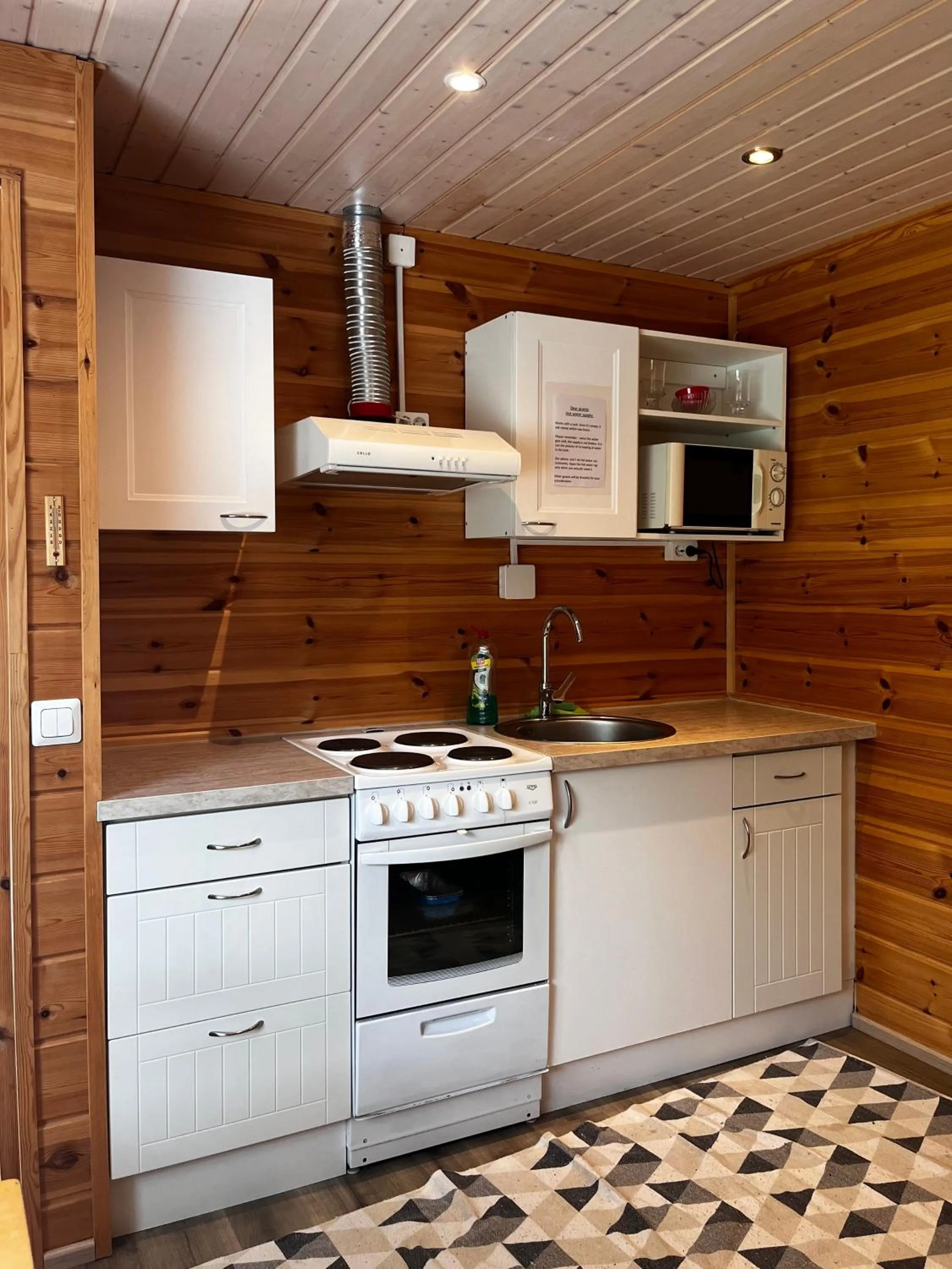 Kitchen or kitchenette in Motelli Rovaniemi