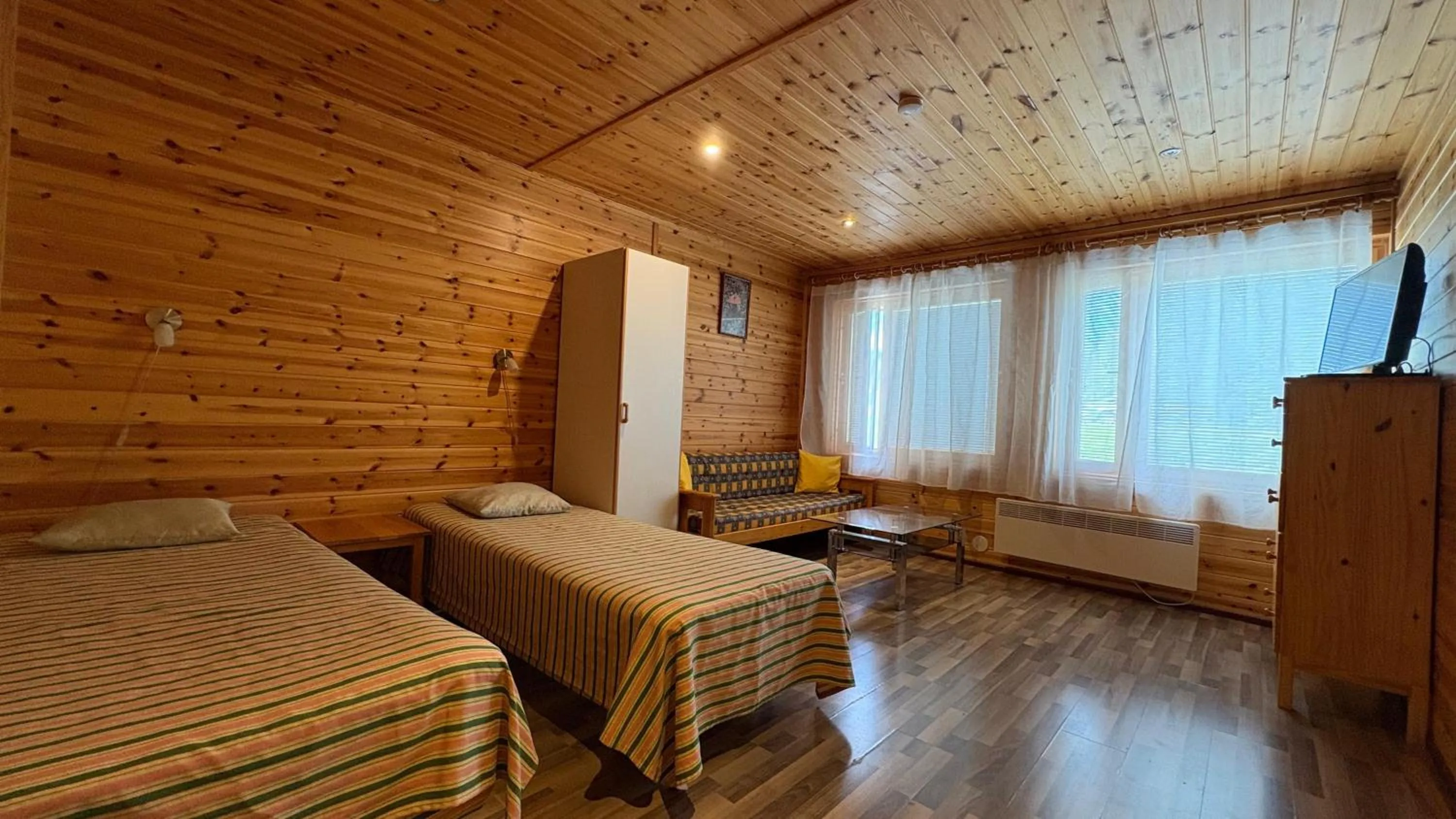 Living room, Bed in Motelli Rovaniemi