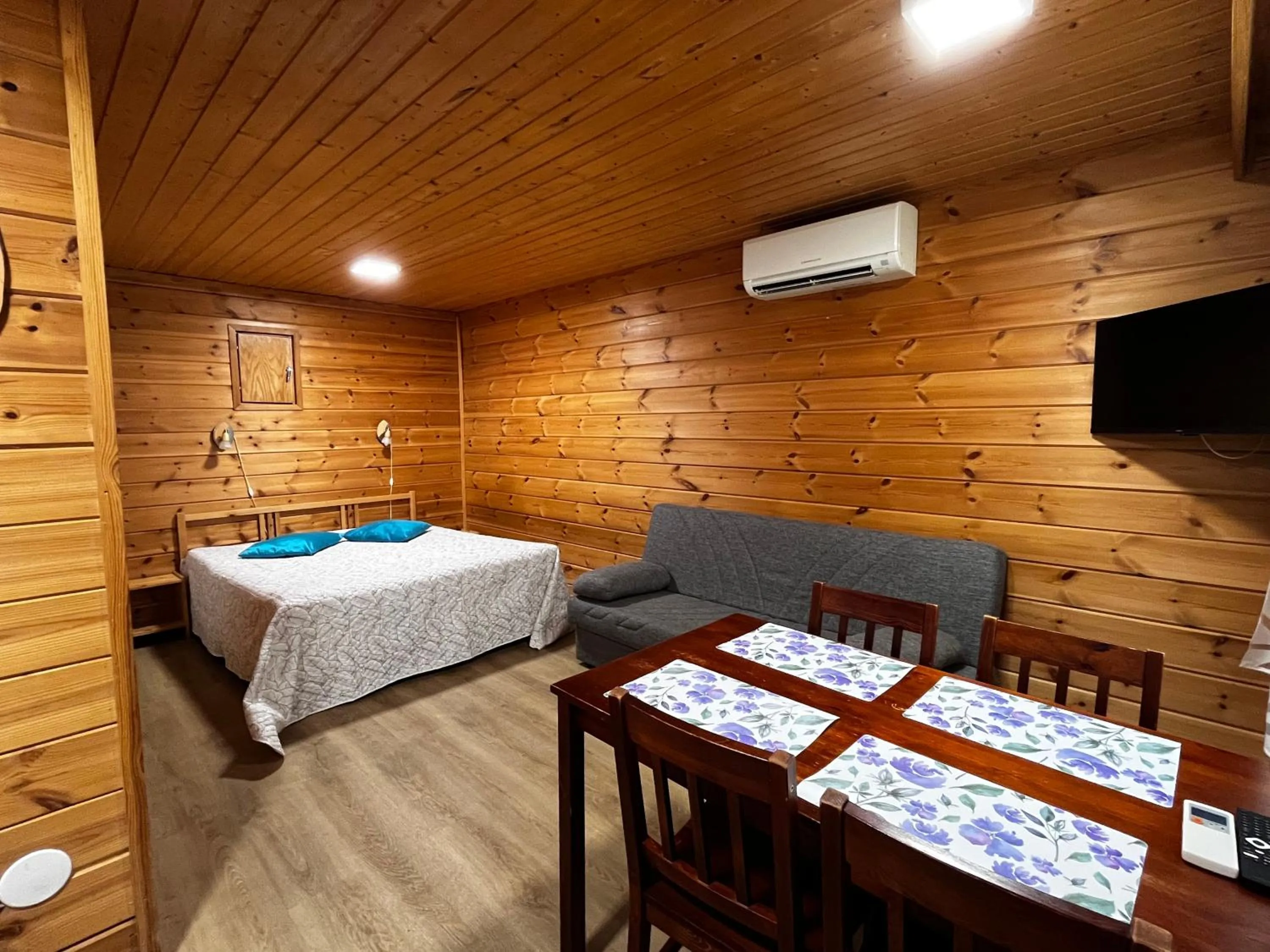 Living room, Bed in Motelli Rovaniemi