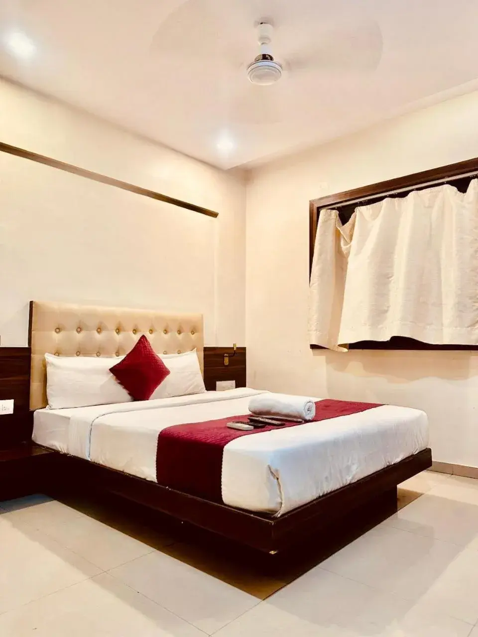 Superior Double Room in Hotel Mumbai International Superior Double Room in Hotel Mumbai International
