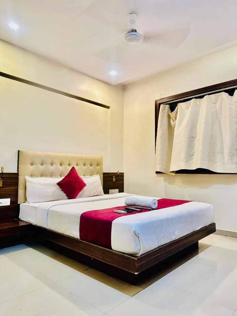 Bedroom, Bed in Hotel Mumbai International