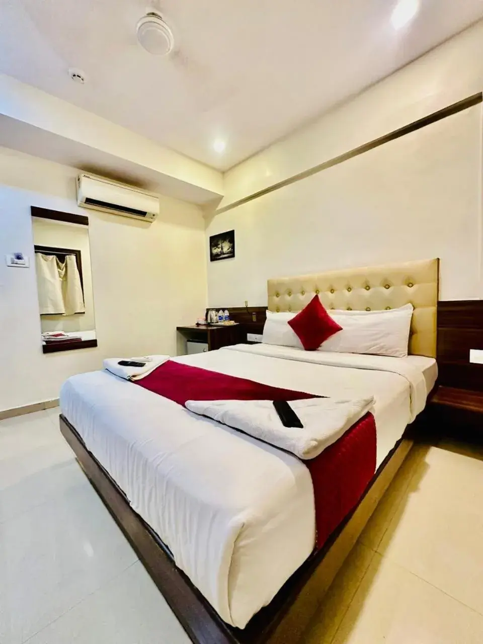 Standard Double Room in Hotel Mumbai International Standard Double Room in Hotel Mumbai International