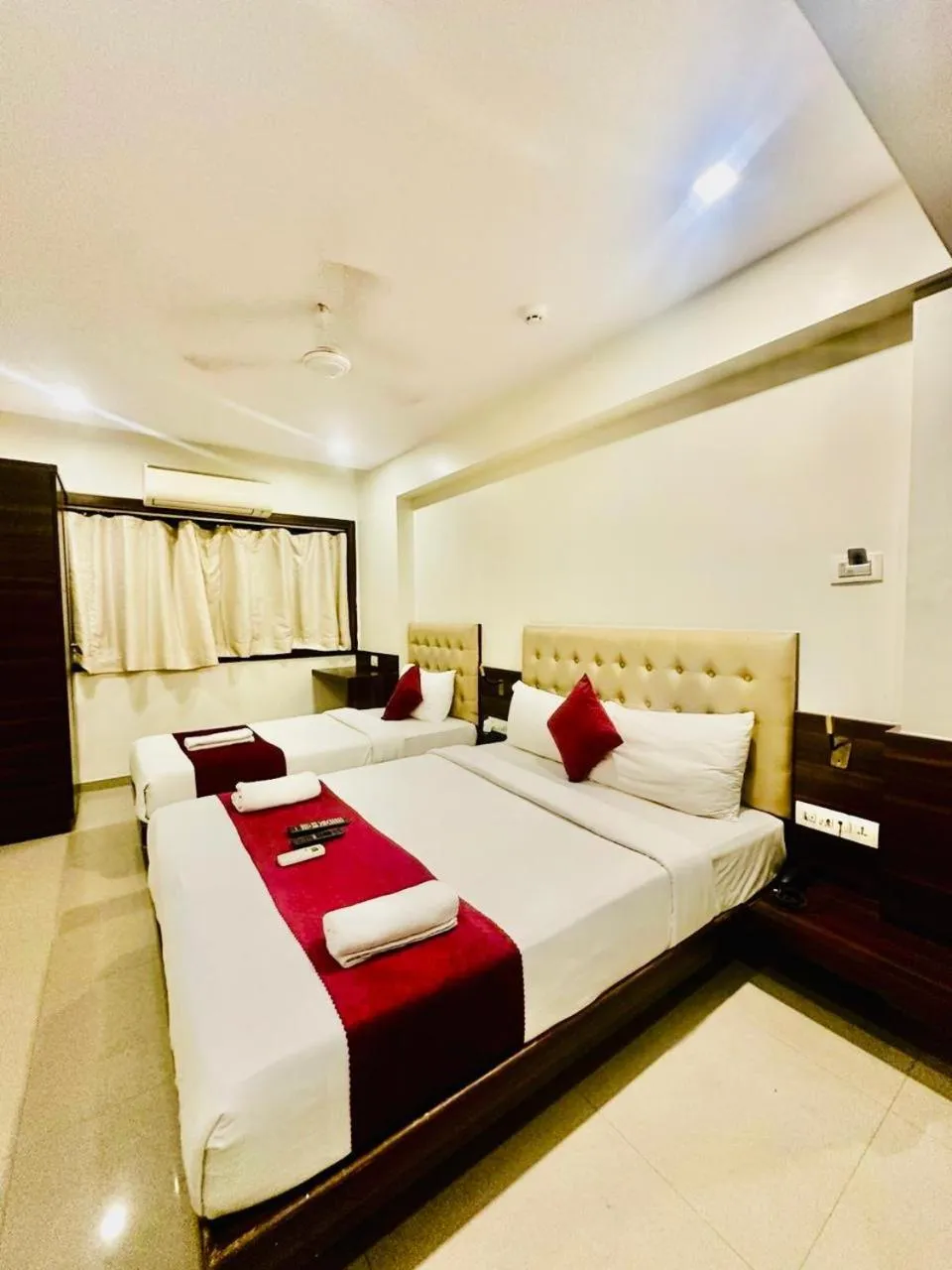 Bedroom, Bed in Hotel Mumbai International