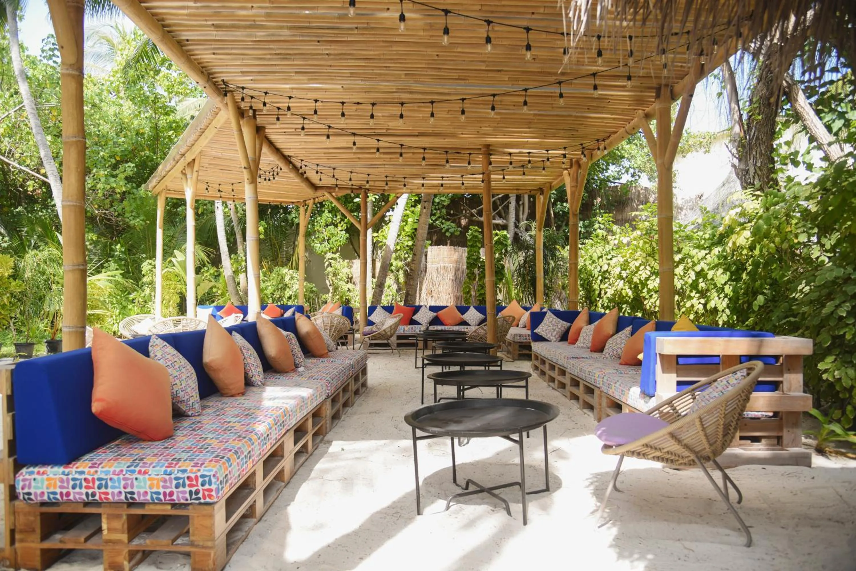 Lounge or bar in Constance Moofushi Maldives - All Inclusive