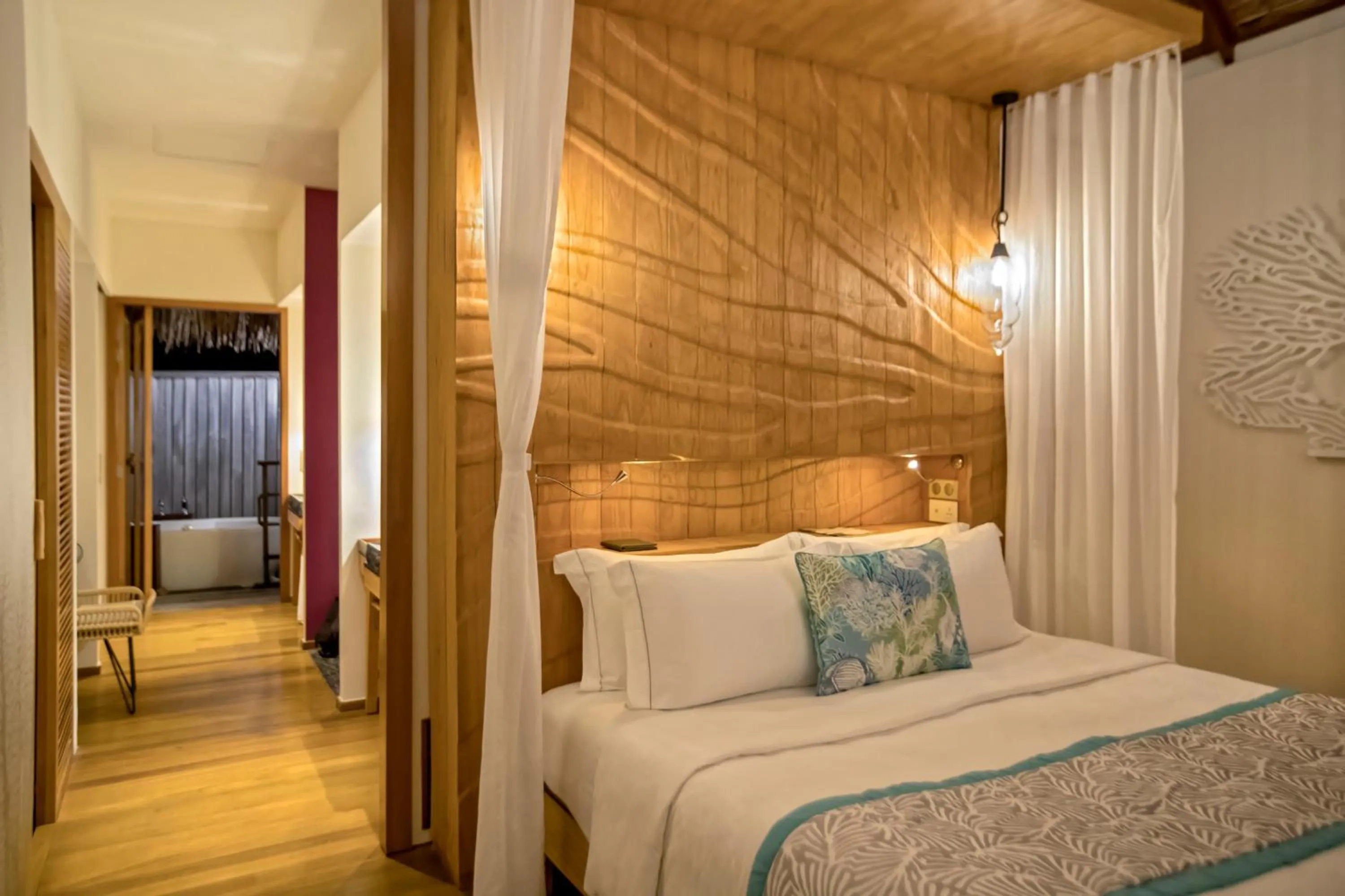 Bed in Constance Moofushi Maldives - All Inclusive